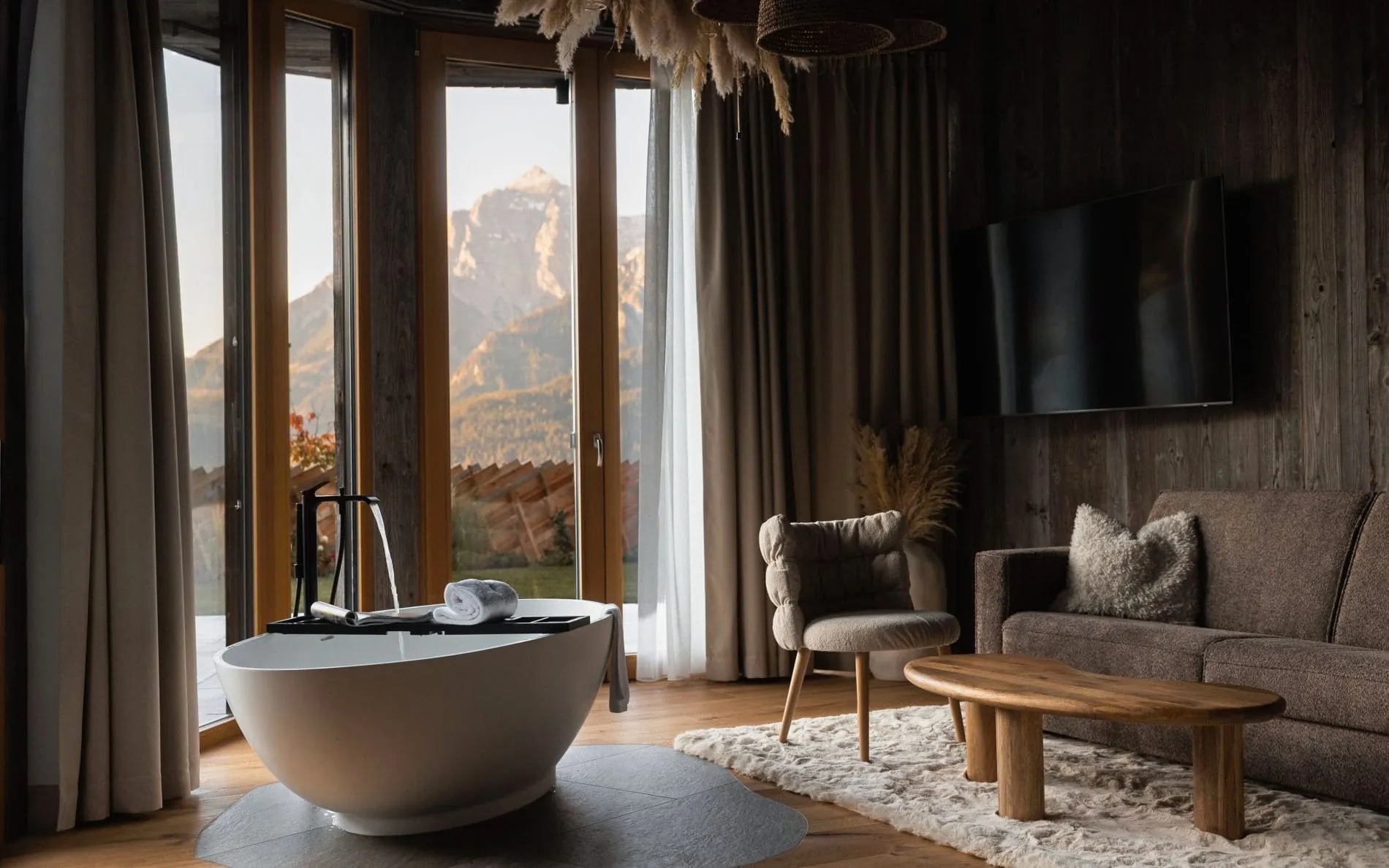 Die Gartensuite "Gartengeflüster" mit freistehender Badewanne und Panoramablick.