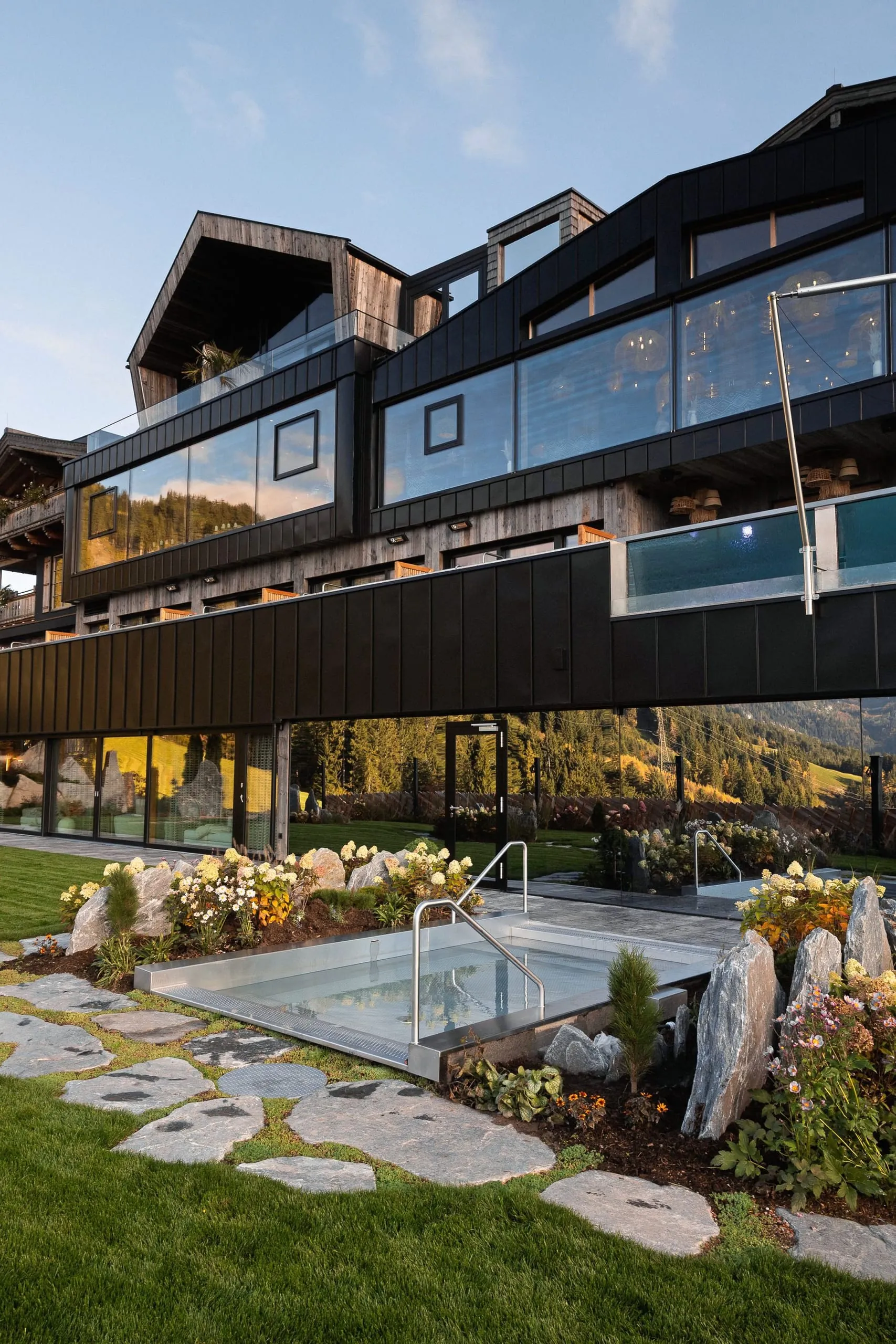 Neue Spiegelfronten, ein Whirlpool und ein Kneippbecken ergänzen das Boho-Hotel ebenfalls.