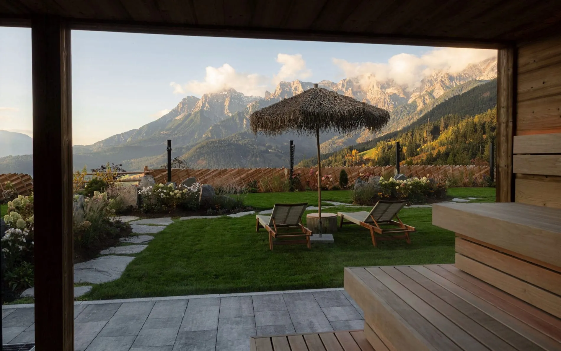 Die neuen Saunen geben den Blick auf das Bergpanorama frei.
