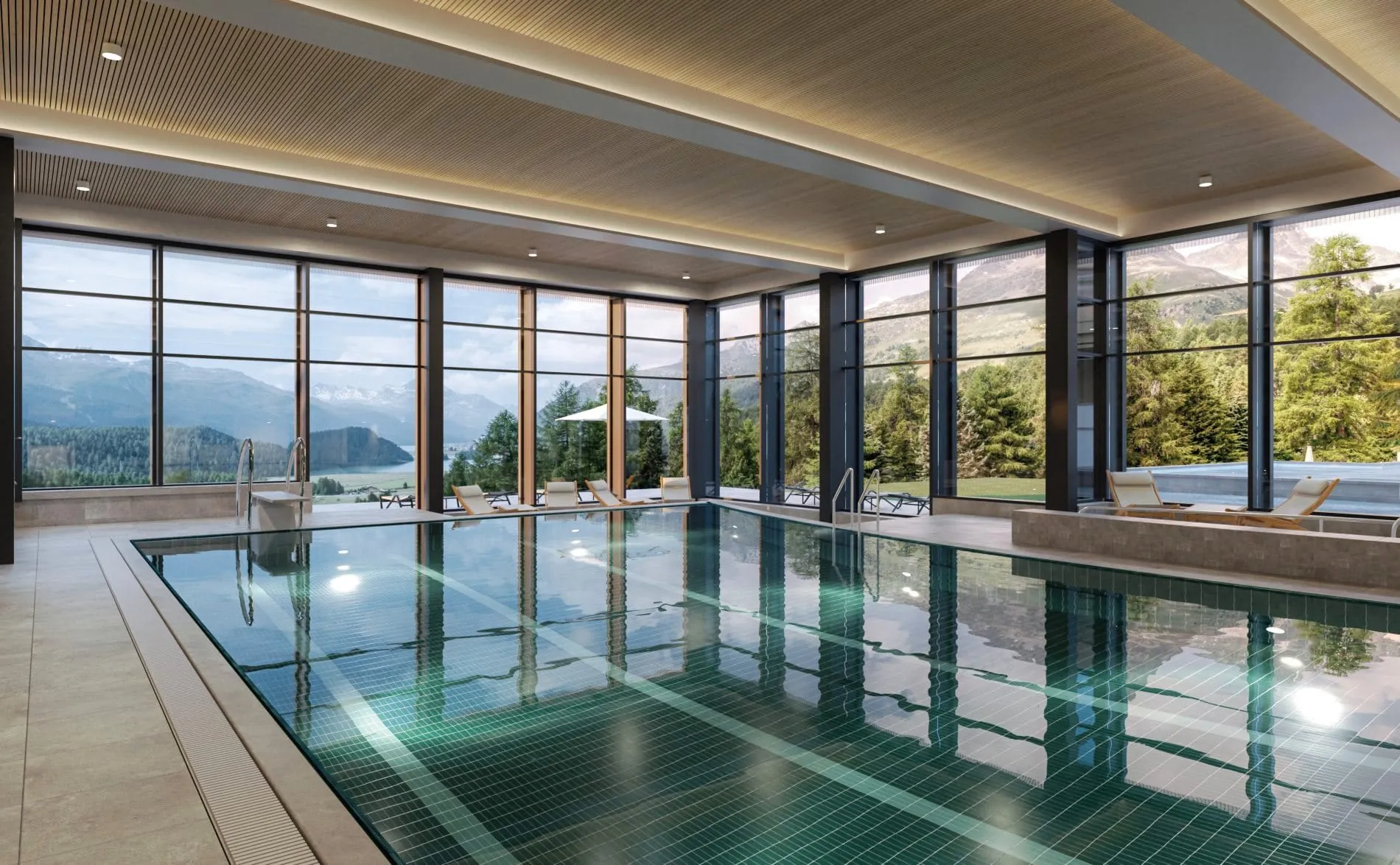Der Indoor-Pool bieten einen Panoramablick auf die Berglandschaft.