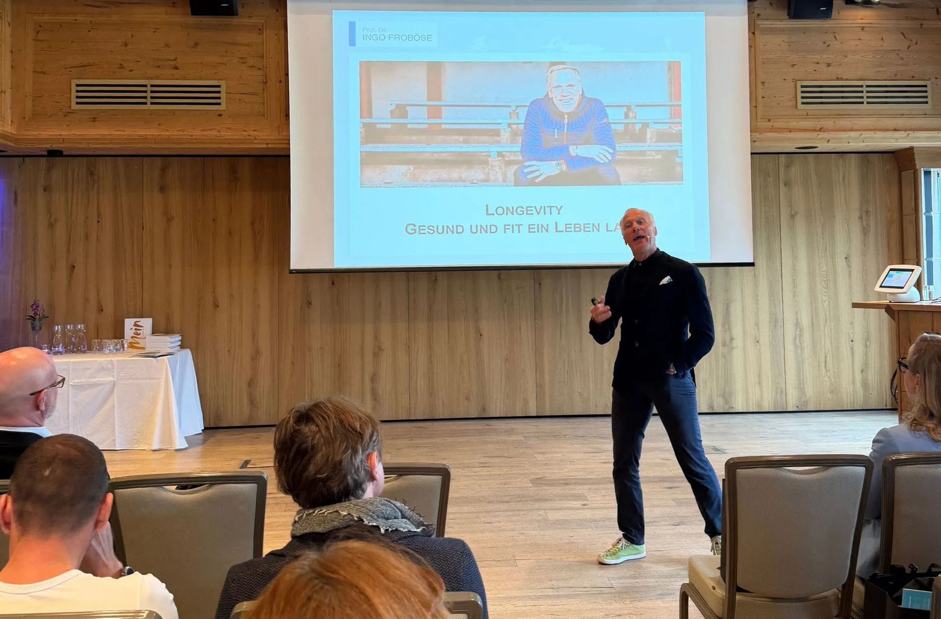 Fibo-Pop-up-Event „Longevity erleben“ im Alpenresort Schwarz: Sportwissenschaftler und Gesundheitsexperte Ingo Froböse beleuchtete, welche Rolle körperliche Gesundheit und Balance beim Thema Longevity spielen.