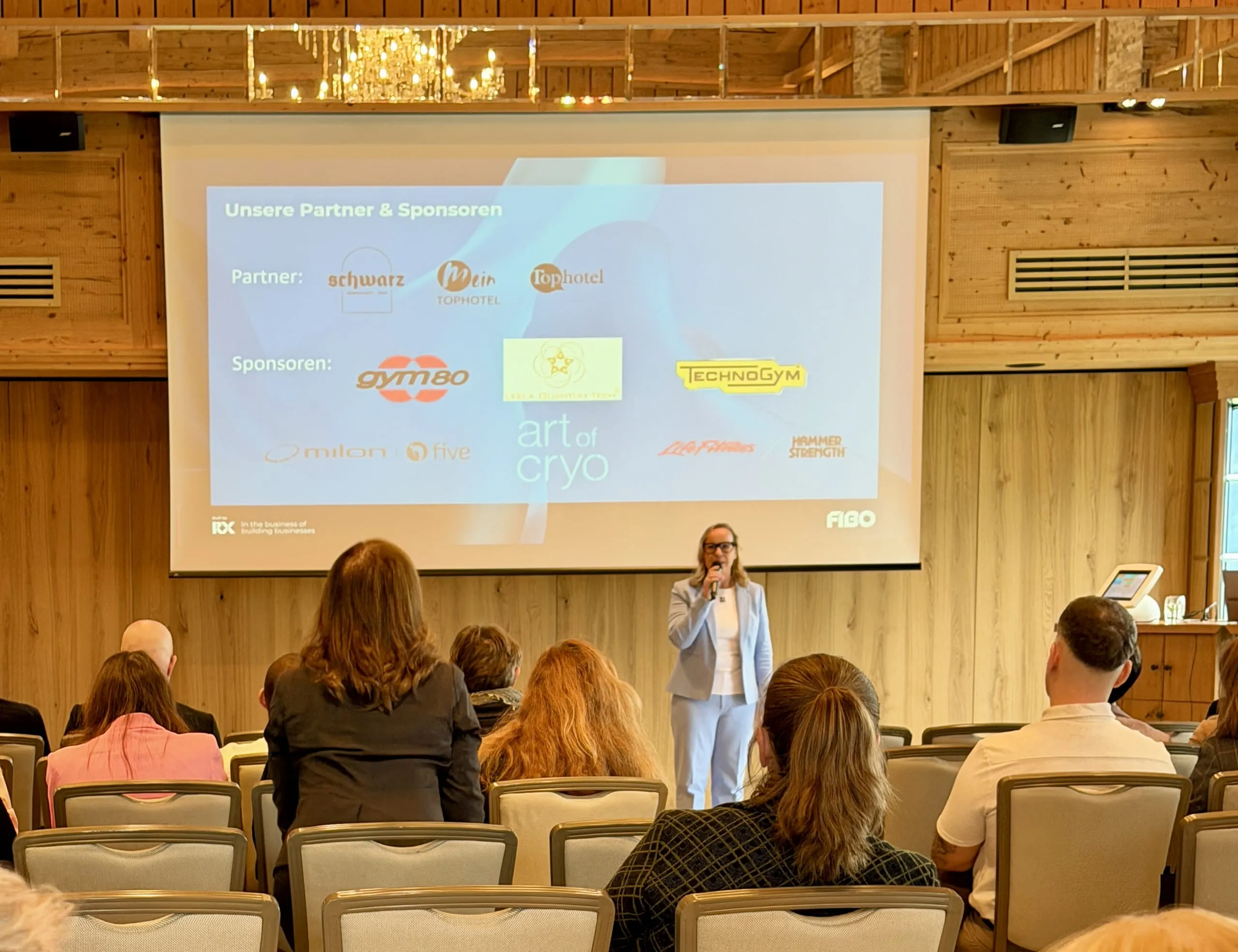 Fibo-Pop-up-Event „Longevity erleben“ im Alpenresort Schwarz: Anke Brendt, Product Managerin der Fibo, begrüßt Gäste und Sponsoren.