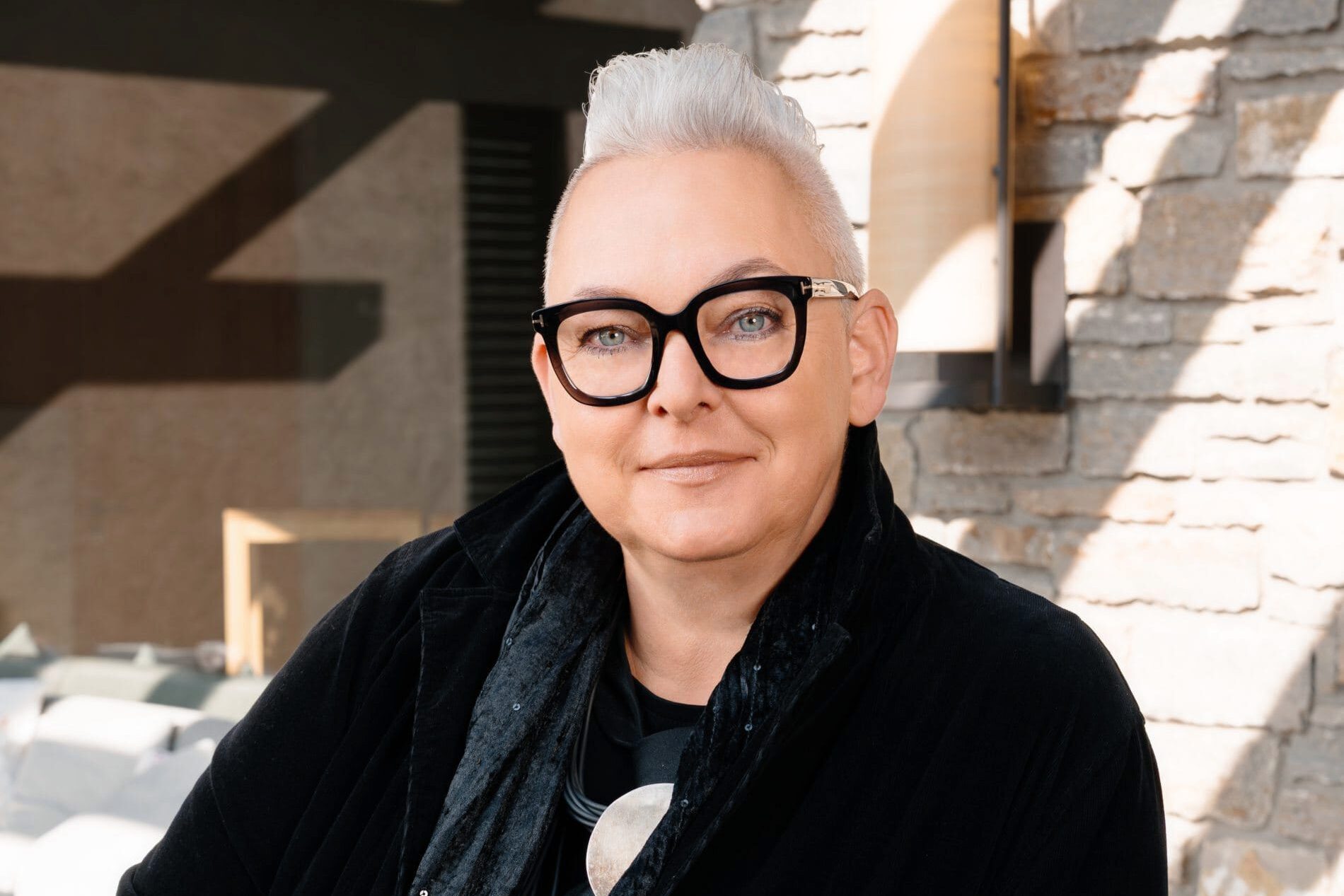 Hotelchefin Kerstin Bezold vom Schlosshotel Steinburg hat sich in einem Social-Media-Appell für mehr Respekt und Wertschätzung im Umgang miteinander ausgesprochen.