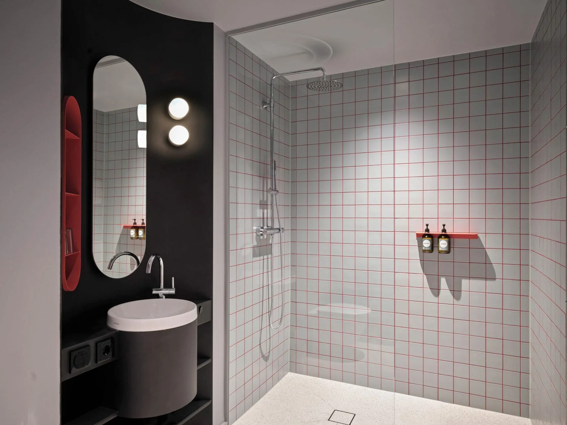 Ungewöhnliches Detail: Die Fliesen in den Bädern wurden in knalligem Rot verfugt.