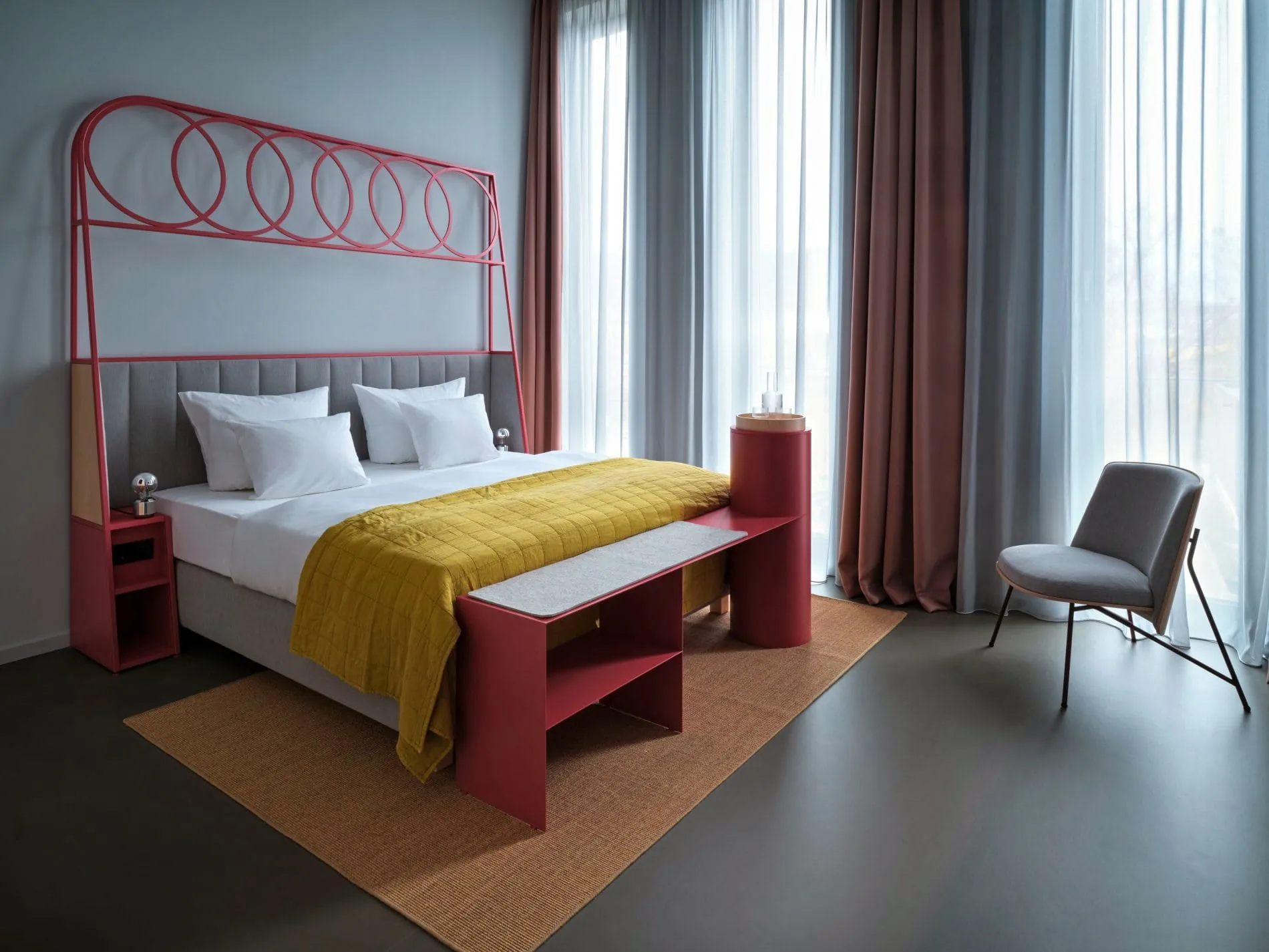 Das Hotel hat insgesamt 82 Zimmer, die alle unterschiedlich geschnitten sind. Für eine einheitliche Optik entwickelten die Designer modulare Einbaumöbel.