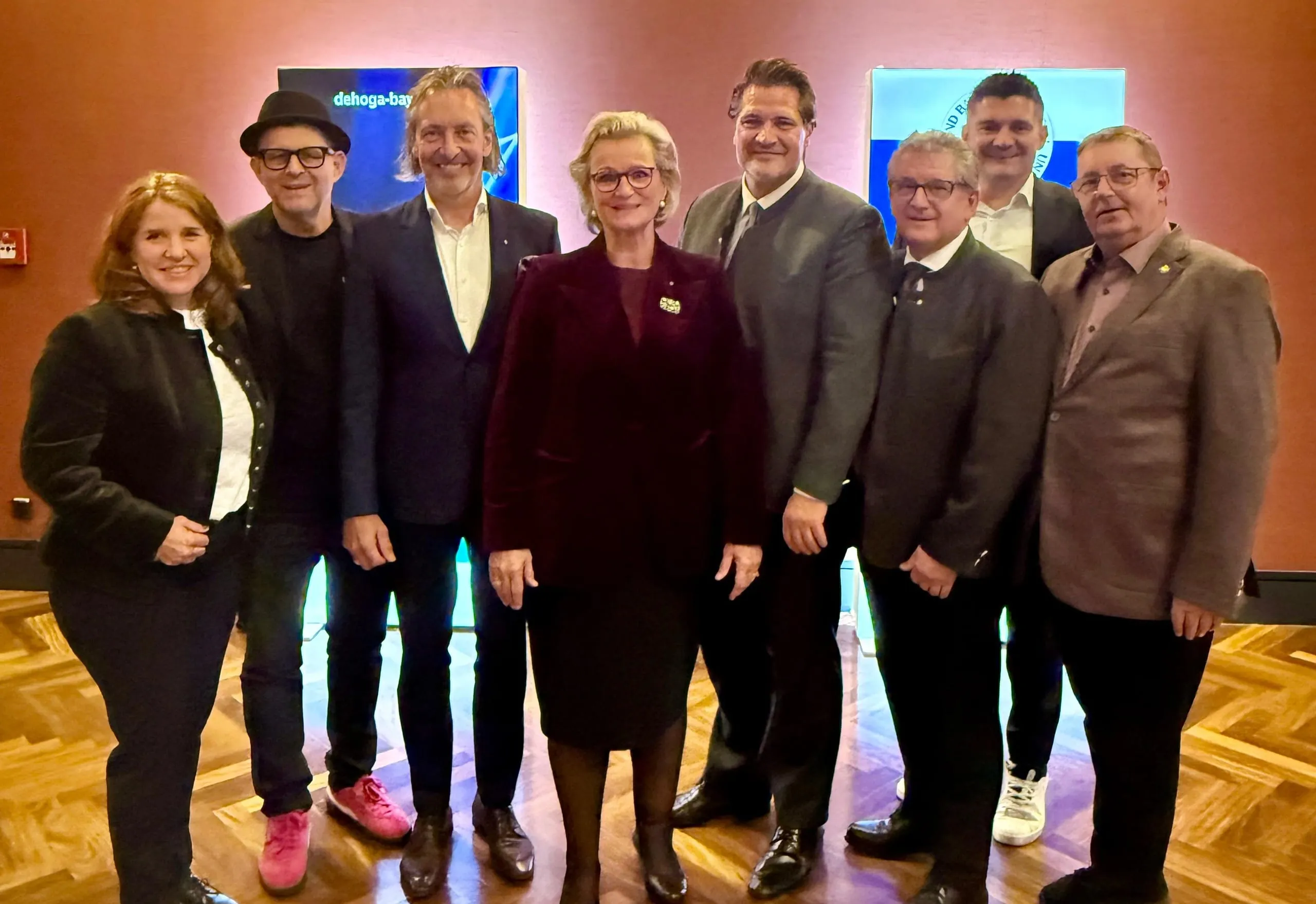 Das Präsidium des Dehoga Bayern: (von links) Fachbereichsvorsitzende Gastronomie Michaela Schmitz-Guggenbichler, Schriftführer Ralf Barthelmes, 1. Vizepräsident Thomas Förster, Präsidentin Angela Inselkammer, Landesgeschäftsführer Thomas Geppert, Vizepräsident Andreas Brunner, Schatzmeister Christopher Riemensperger sowie Fachbereichsvorsitzender Hotellerie Stefan Wild.