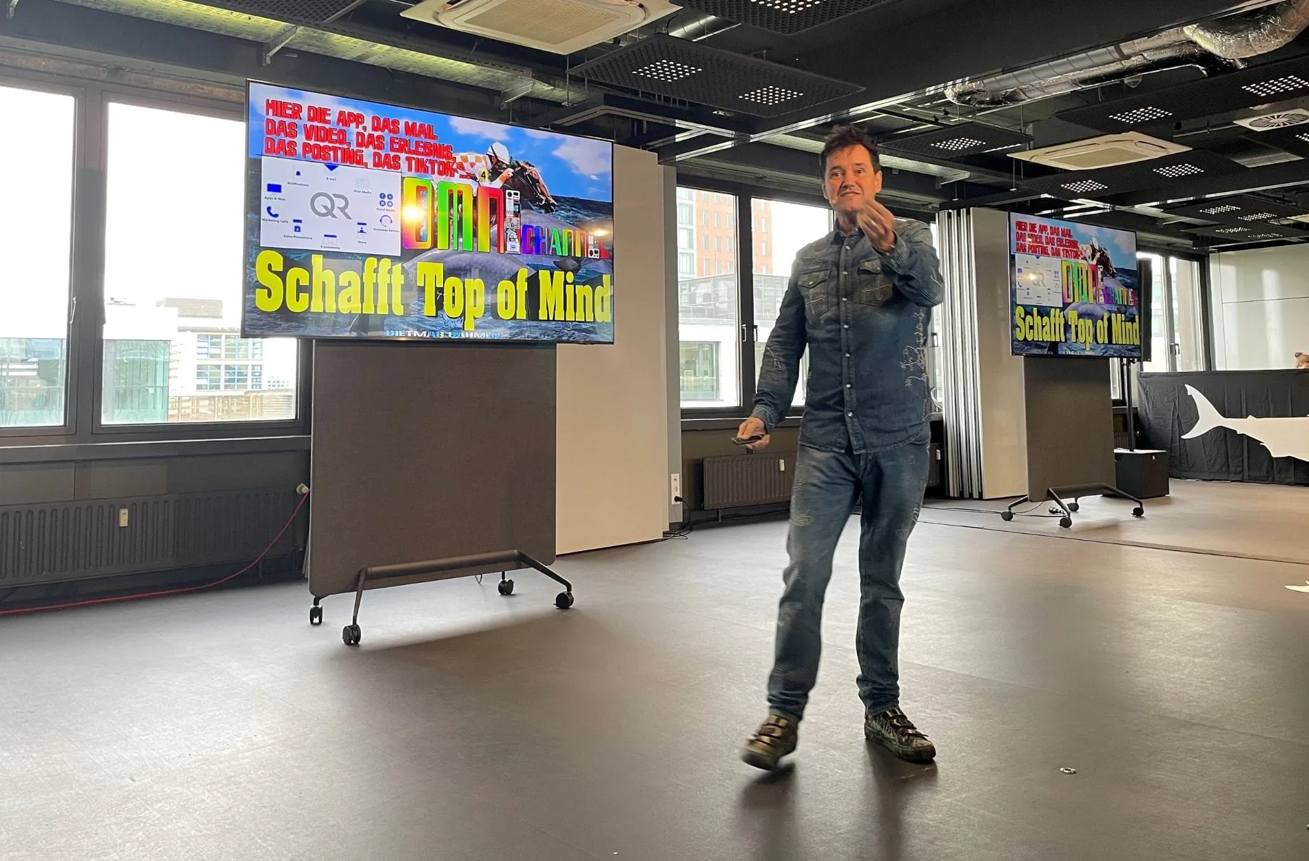 Keynote-Speaker Dietmar Dahmen sprach darüber wie Hoteliers am besten den "Hai des Wandels" reiten.