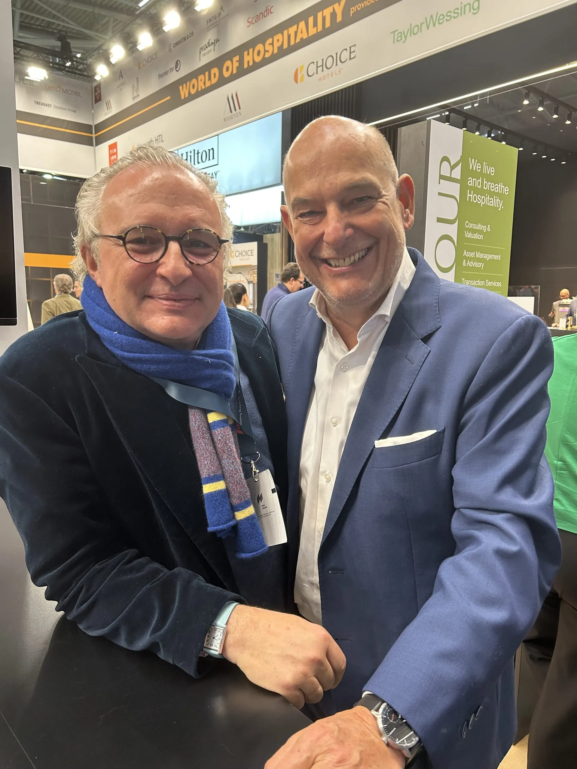 Gute Stimmung am Stand World of Hospitality: Markus Beike, Staycity, (rechts) mit Christoph Härle, Aufsichtsrat Munich Hotel Partners.