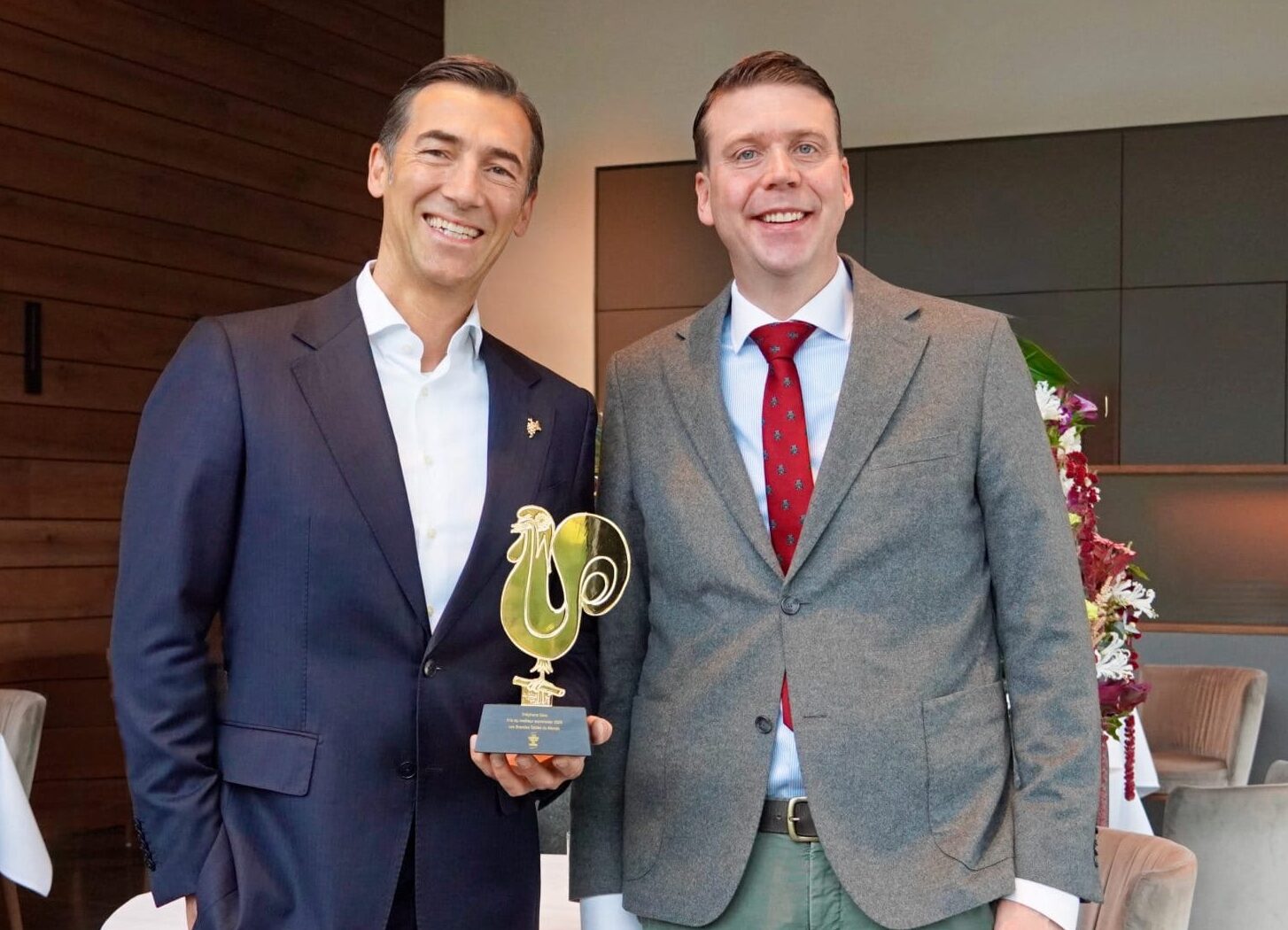 Stéphane Gass (rechts) ist "Sommelier of the Year 2026". Sebastian Finkbeiner, Geschäftsführer und Mitinhaber des Hauses, überreichte ihm die Trophäe.
