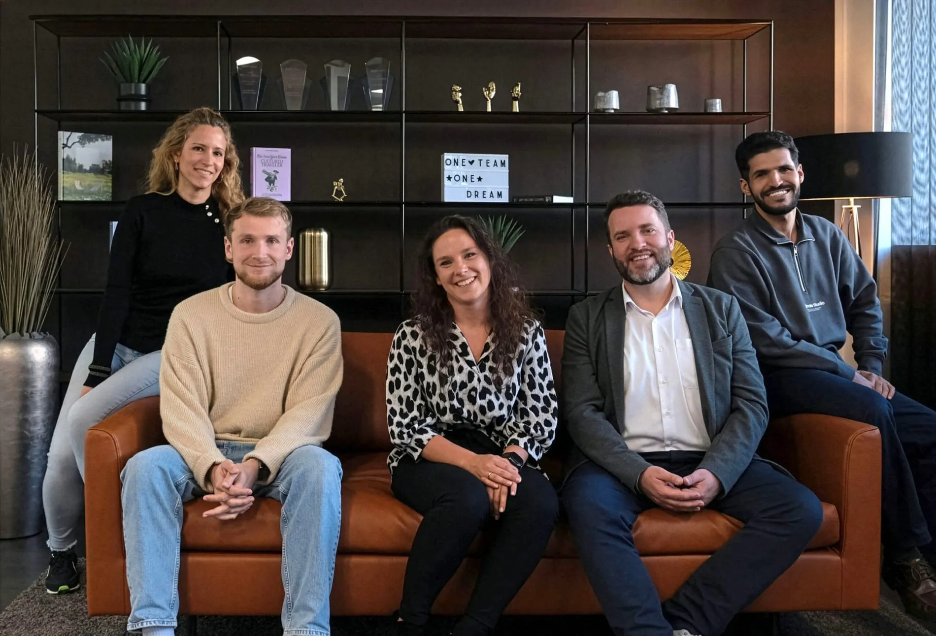 Progros investiert in kompetente Köpfe: (von links) Carmen Clavería Márquez (Finanzbereich), Paul Neumann (Einkaufsbereich Technik & IT), Vanessa Ulrich (Marketing & Communication), Erik Kampf (Development & Consulting) und Zeyad Abu Al-Rejal (Technical Development Team).