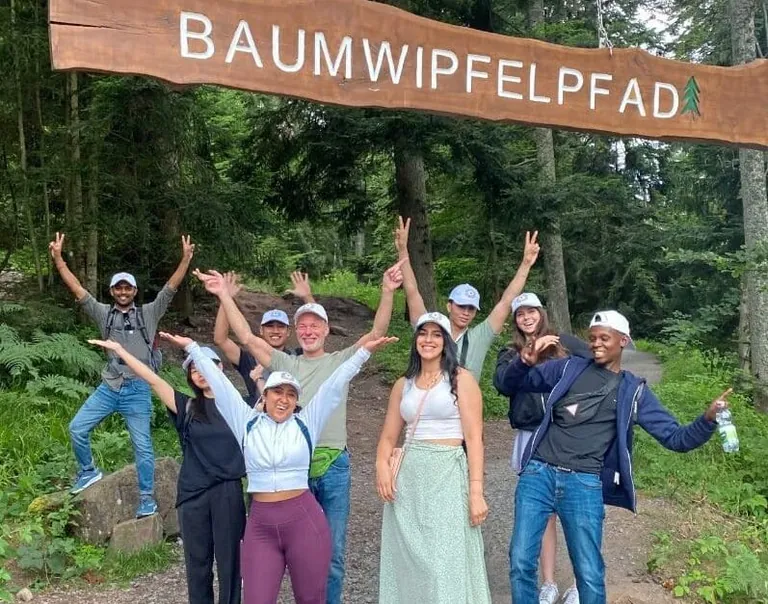 Teamwork im Grünen: Gemeinsame Aktionen wie im Schwarzwald Panorama Hotel stärken Verantwortung, Umweltbewusstsein und Zusammenarbeit.