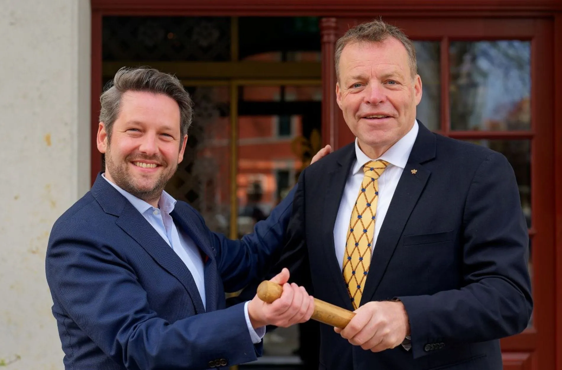 Staffelstabübergabe bei den Bülow Hotels in Dresden: Robbert Van Rijsbergen (links) folgt auf Ralf J. Kutzner.