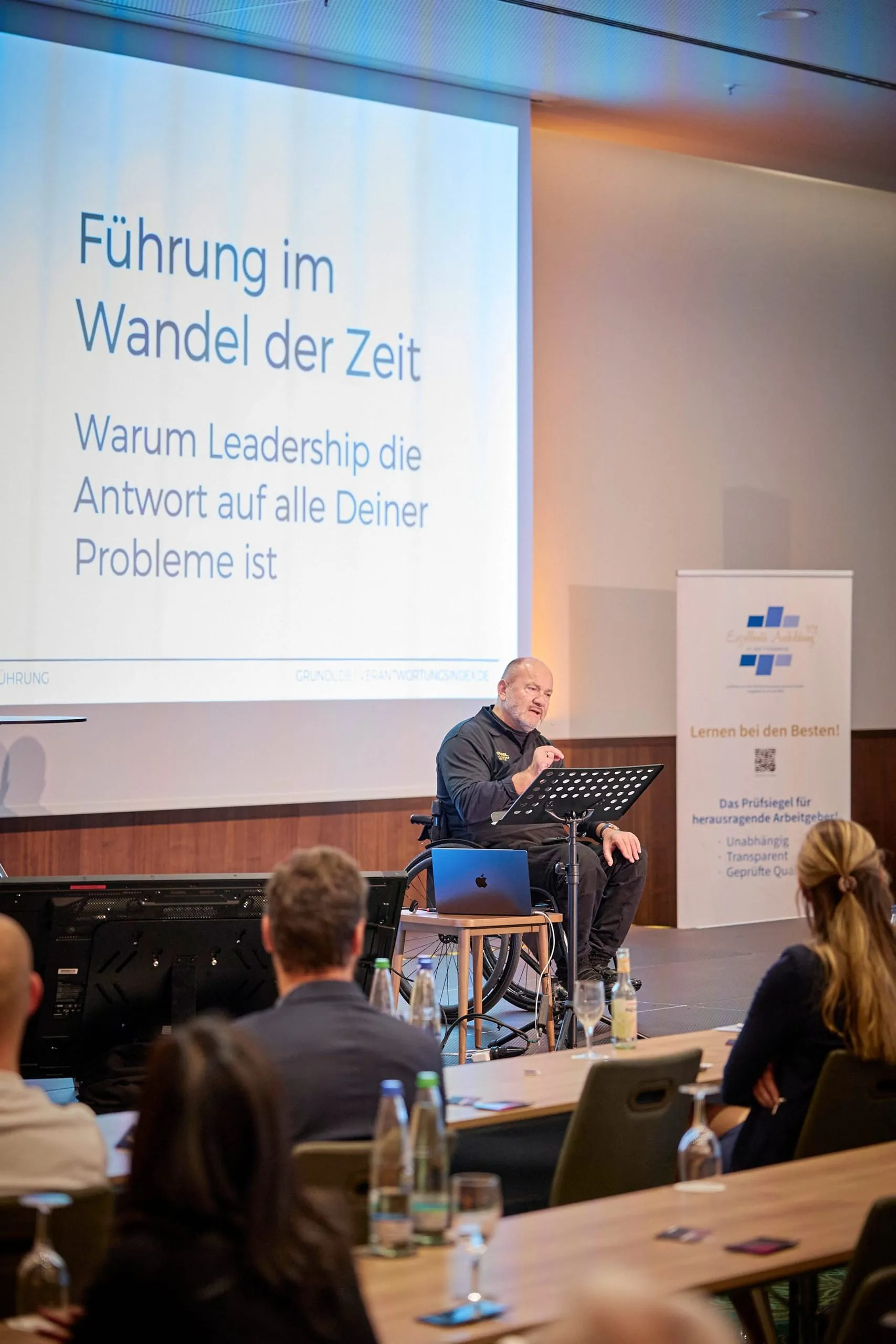 Leadership-Experte Boris Grundl bei seiner Keynote „Führung im Wandel der Zeit“: Er rief die Hoteliers dazu auf, Führung neu zu denken – als bewussten Prozess der Selbstentwicklung und Verantwortung.