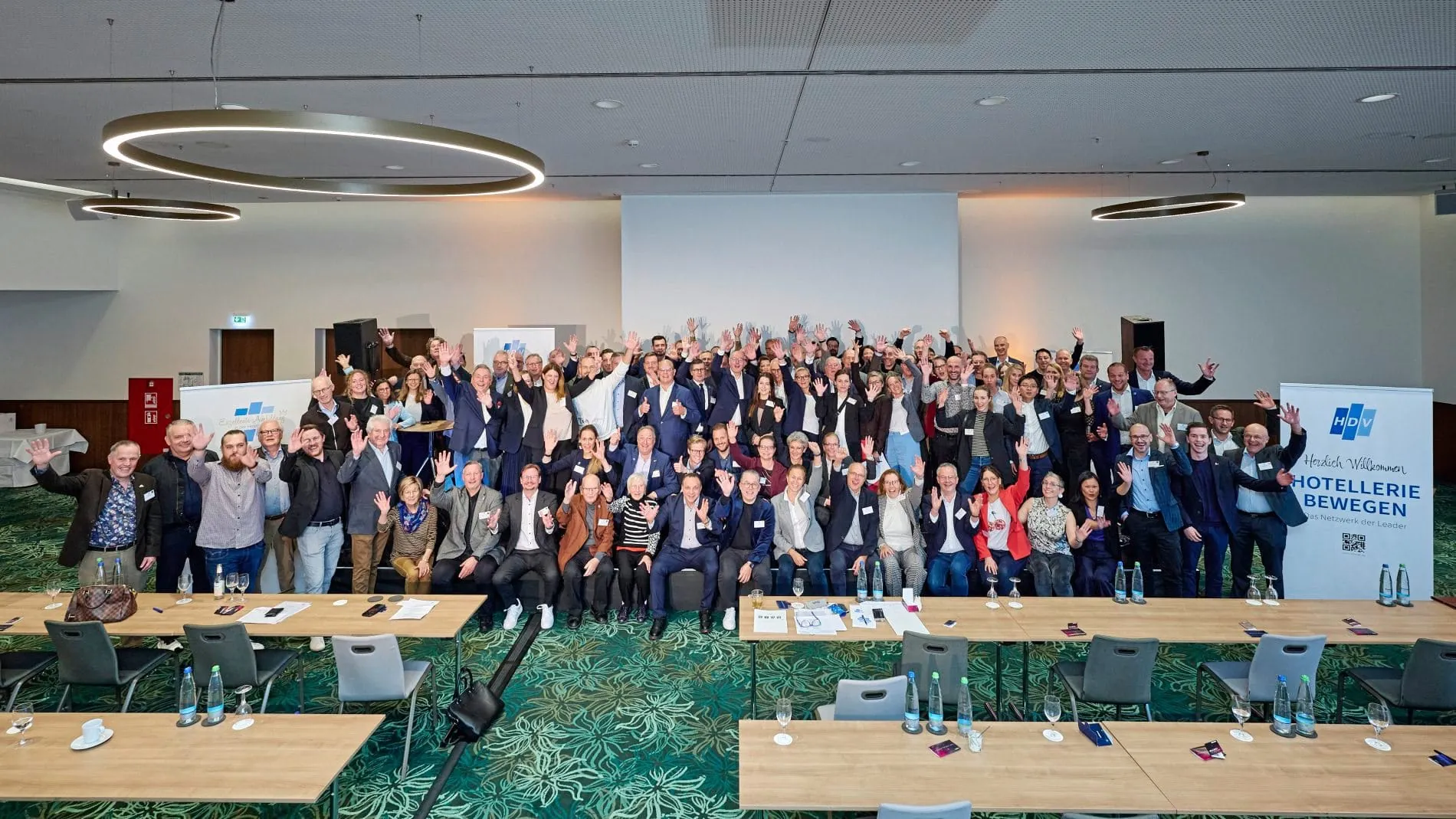 Gute Stimmung und gemeinsamer Spirit: Die HDV-Mitglieder feiern den gelungenen Abschluss ihrer Herbsttagung in Stuttgart.