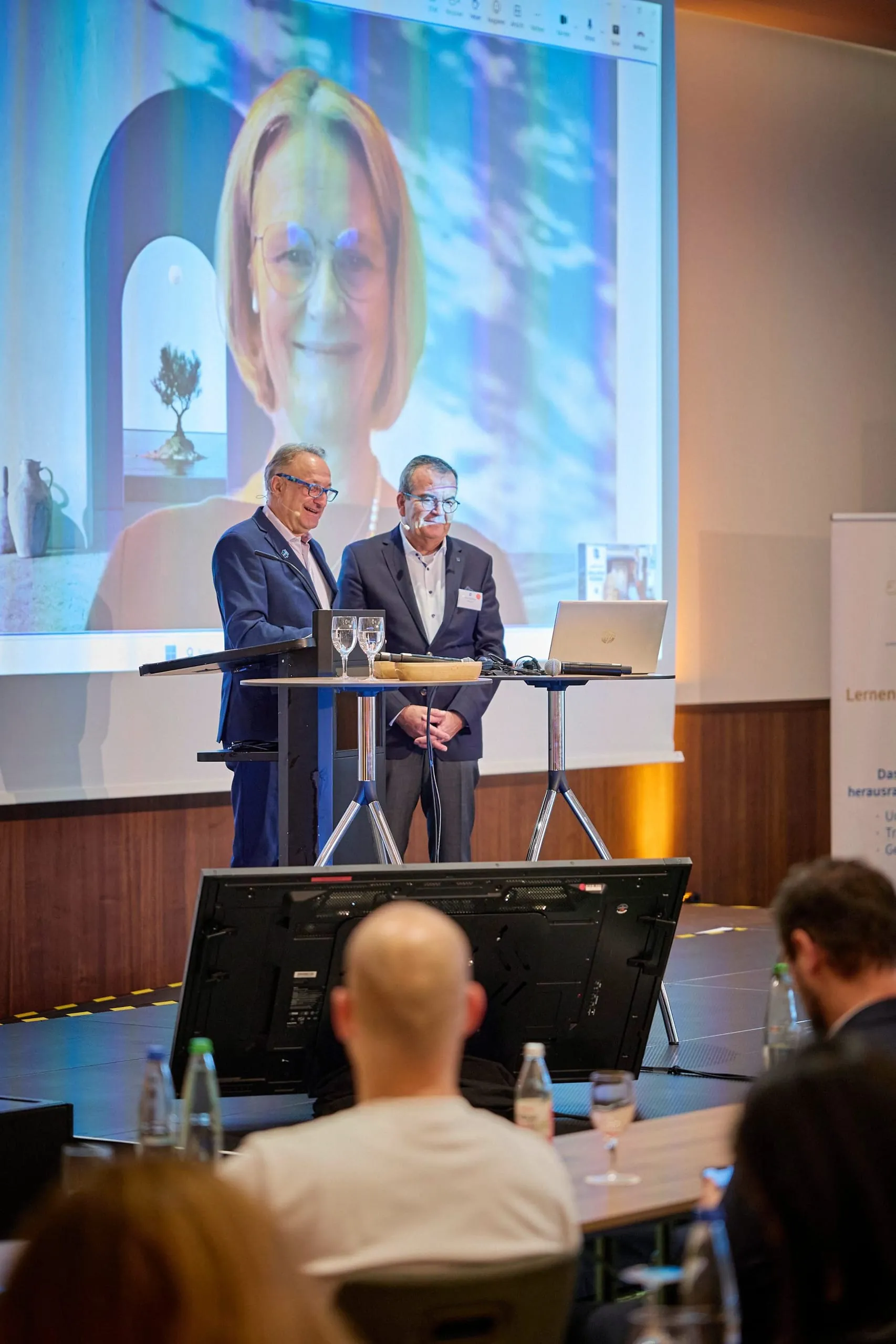 Politischer Austausch mit Praxisbezug: Jürgen Gangl (links), Fritz Engelhardt und Anja Karliczek (digital zugeschaltet) diskutierten in der „Aktuellen Stunde“ über Mehrwertsteuer, Arbeitszeitgesetz und die Zukunft der Ausbildung in der Hotellerie.