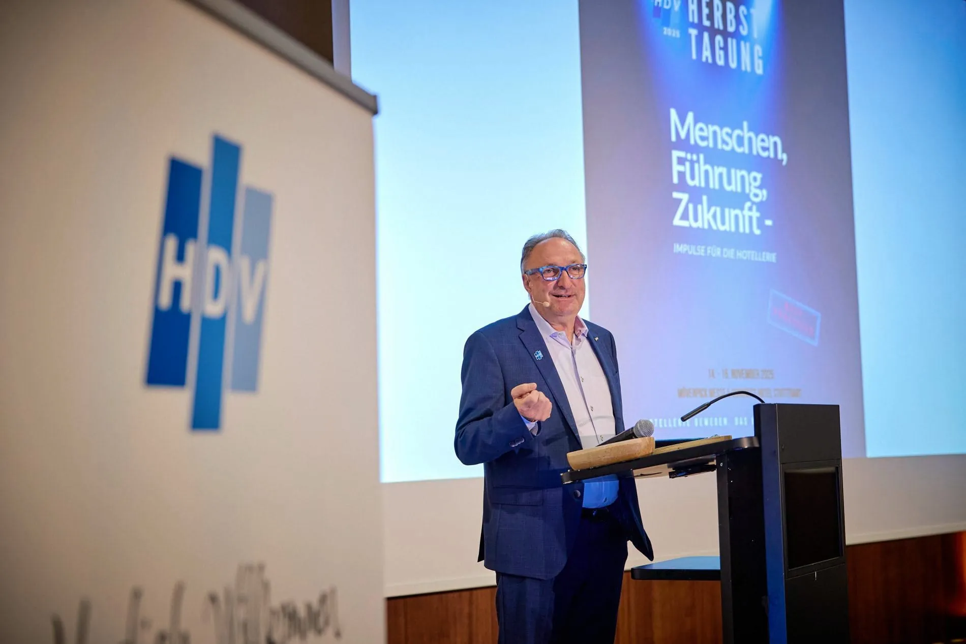 HDV-Chef Jürgen Gangl führte durch das Programm der Herbsttagung – mit Themen vom Arbeitszeitgesetz bis zur Fachkräftesicherung.