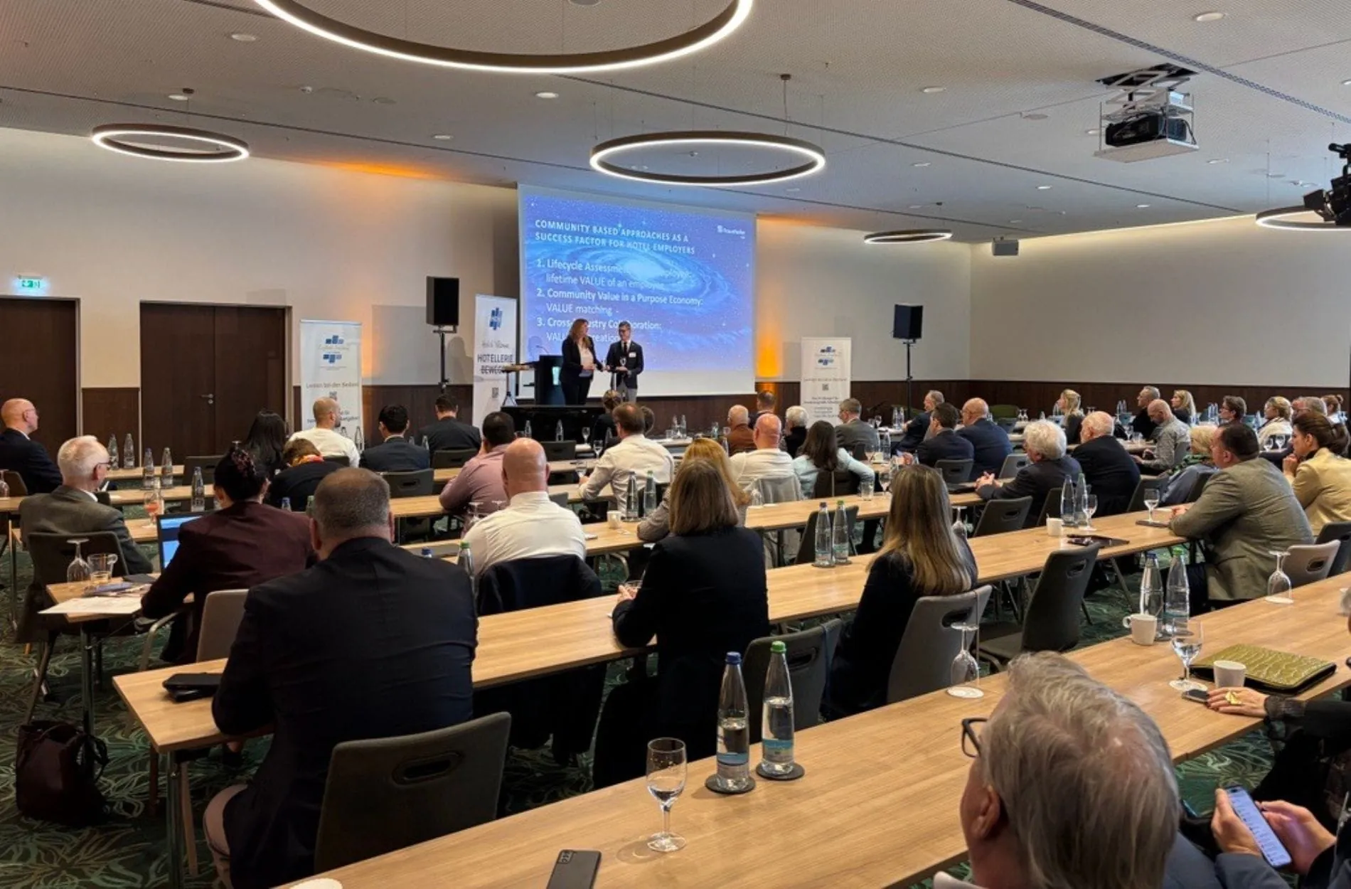 Volles Haus und gespannte Aufmerksamkeit: Blick in den Tagungssaal der HDV-Herbsttagung im Mövenpick Hotel Stuttgart Messe & Congress.