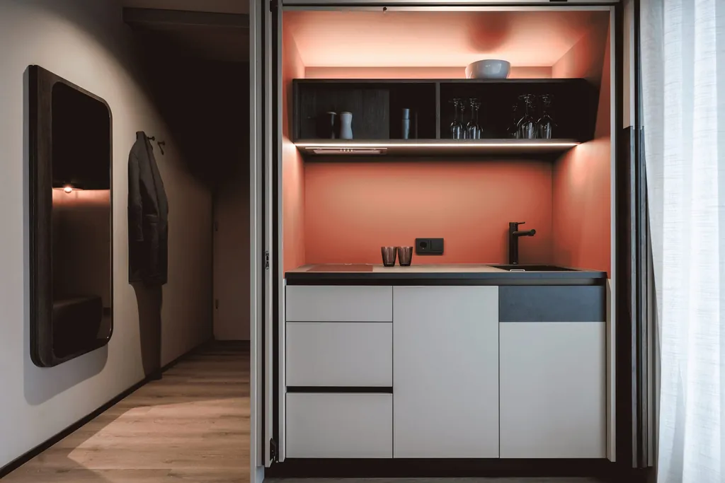 Korallfarbener Akzent in der Küche.