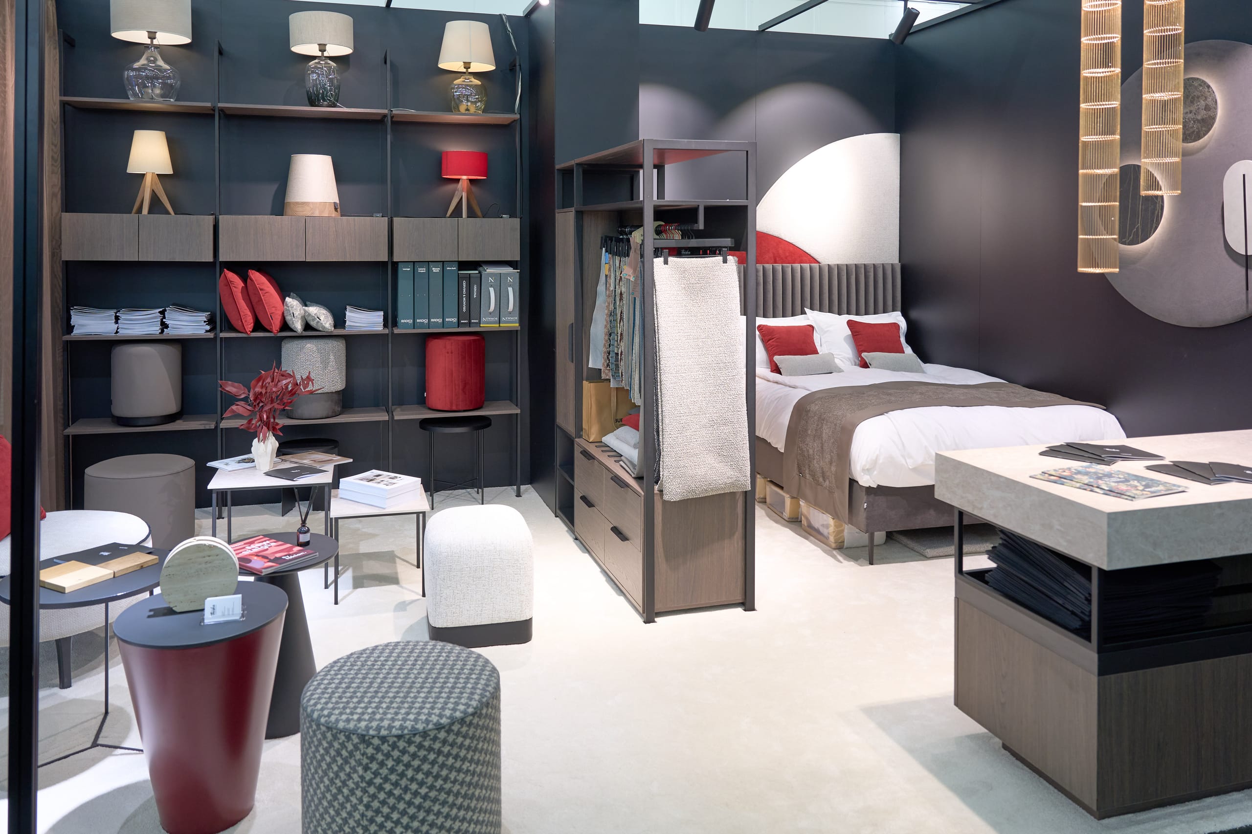 Klares Design und warme Akzente: Stilvolle Materialien und Farben ergeben ein harmonisches Zusammenspiel.