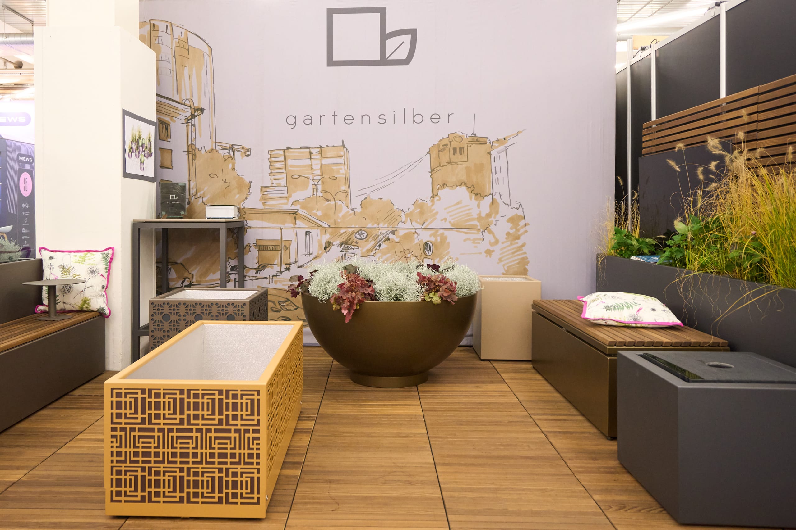 Individuell gestaltbare Pflanzengefäße, Sichtschutz und Aufbewahrungslösungen von "gartensilber" bringen Eleganz auf Terrassen und Dachgärten.