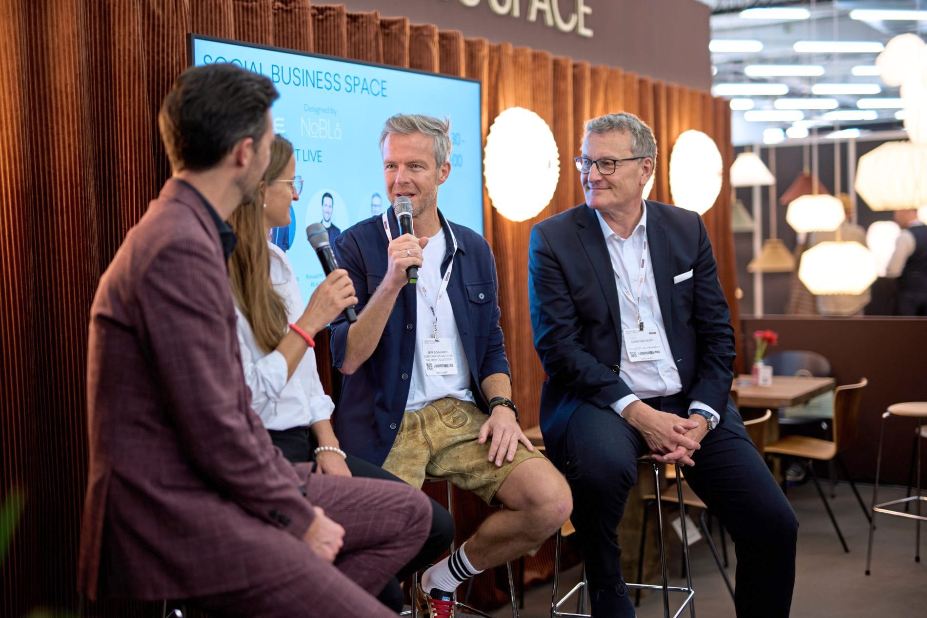 Impressionen von der Independent Hotel Show Munich 2025: Zahlreiche Panels, Diskussionen und Vorträge boten Raum für Inspiration und Wissenstransfer.