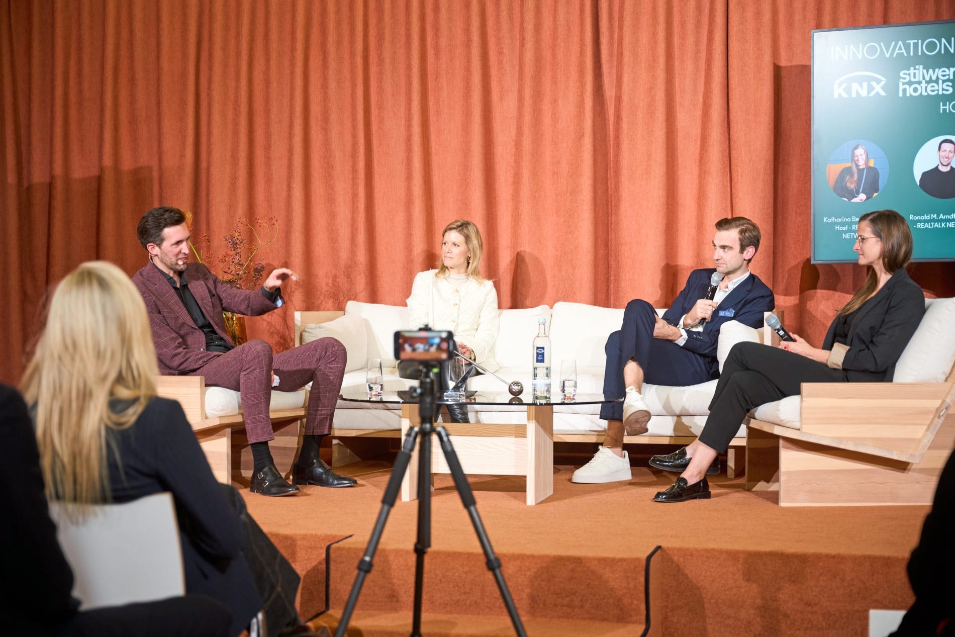 Impressionen von der Independent Hotel Show Munich 2025: Zahlreiche Panels, Diskussionen und Vorträge boten Raum für Inspiration und Wissenstransfer.