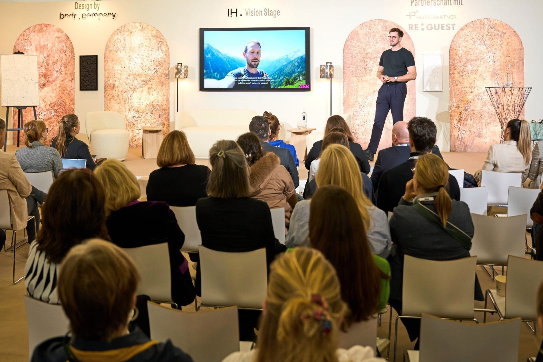 Impressionen von der Independent Hotel Show Munich 2025: Zahlreiche Panels, Diskussionsrunden und Vorträge boten Raum für Inspiration und Wissenstransfer.