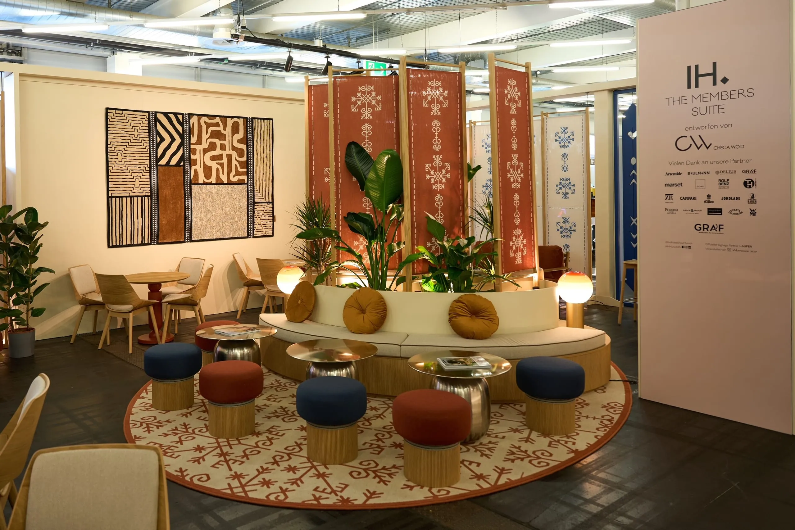 Natürliche Farben, komfortables Design und handgefertigte Teppiche prägen die IH Member Suite von CW Checa Woid und beziehen sich auf traditionelle Handwerkskunst und die Natur.