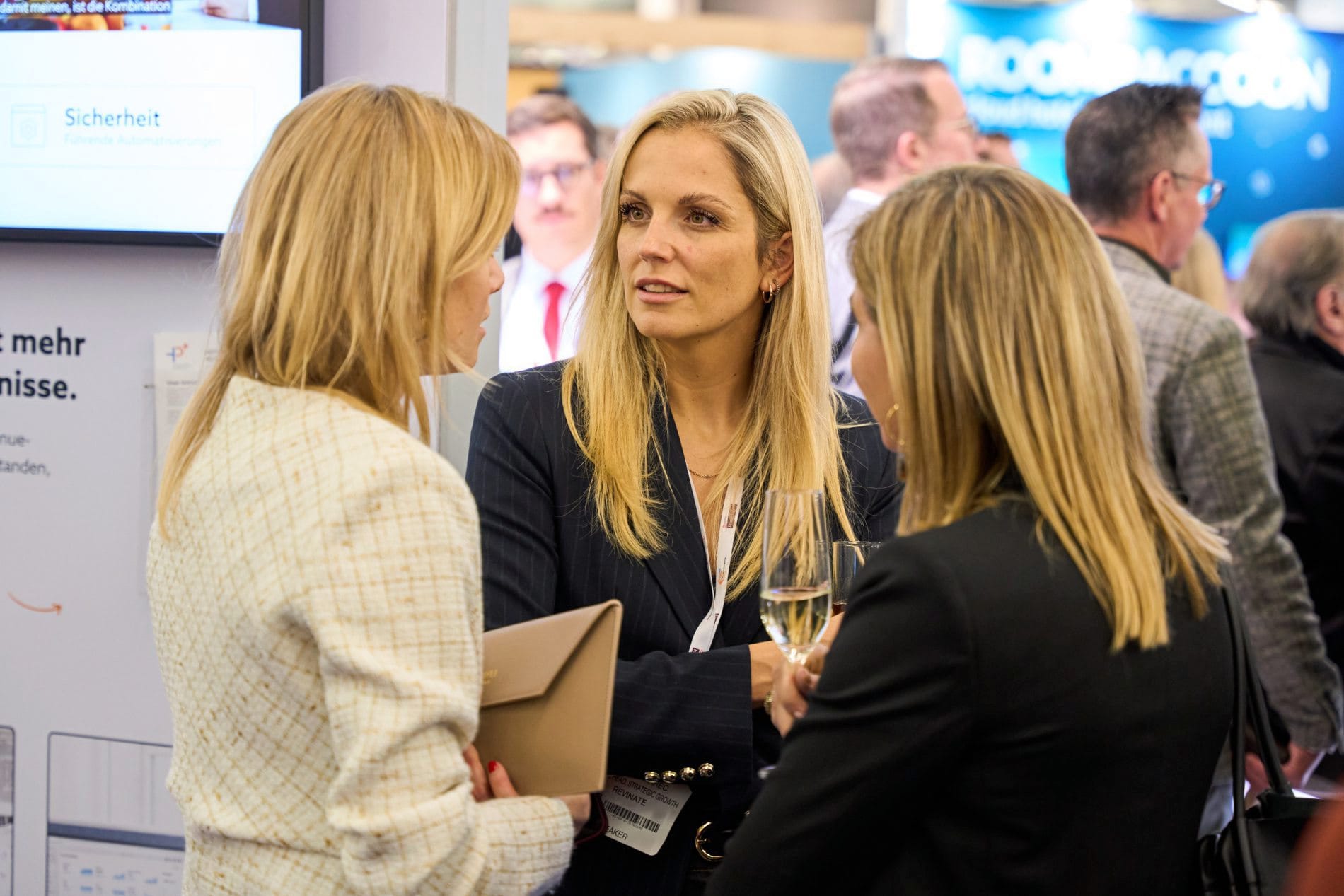 Impressionen von der Independent Hotel Show Munich 2025: Zahlreiche Panels, Diskussionsrunden und Vorträge boten Raum für Inspiration und Wissenstransfer.