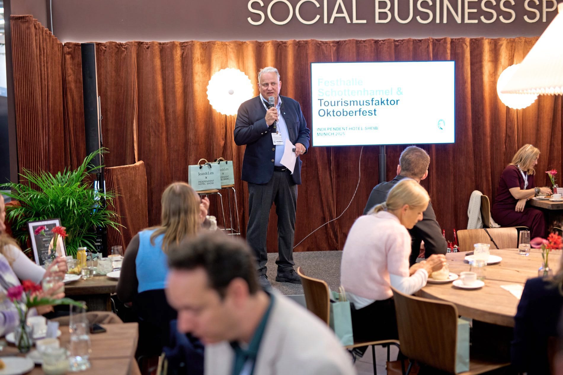 Impressionen von der Independent Hotel Show Munich 2025: Zahlreiche Panels, Diskussionen und Vorträge boten Raum für Inspiration und Wissenstransfer.