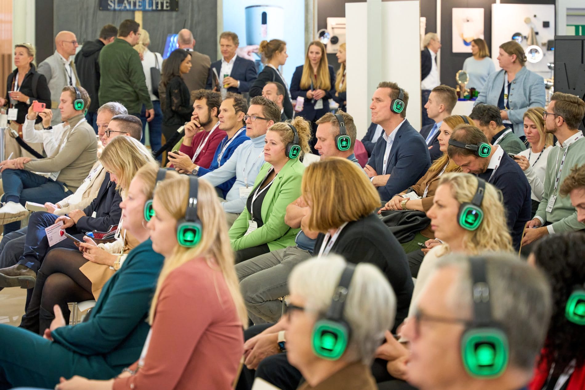 Impressionen von der Independent Hotel Show Munich 2025: Zahlreiche Panels, Diskussionen und Vorträge boten Raum für Inspiration und Wissenstransfer.