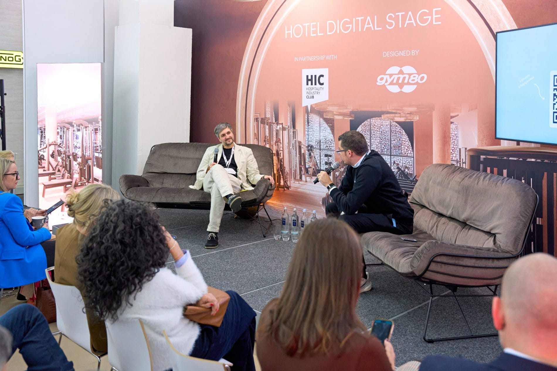 Impressionen von der Independent Hotel Show Munich 2025: Zahlreiche Panels, Diskussionen und Vorträge boten Raum für Inspiration und Wissenstransfer.