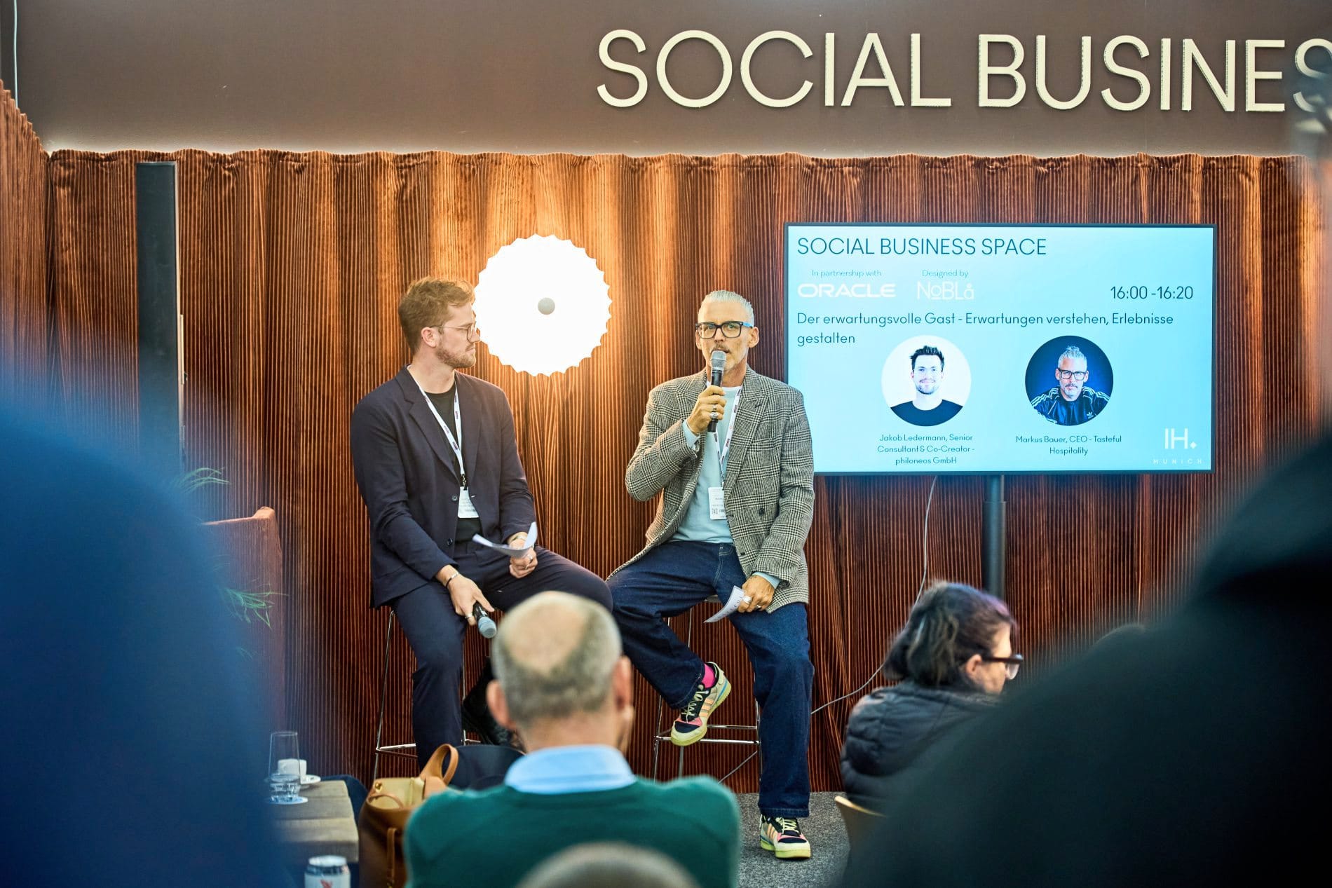 Impressionen von der Independent Hotel Show Munich 2025: Zahlreiche Panels, Diskussionen und Vorträge boten Raum für Inspiration und Wissenstransfer.