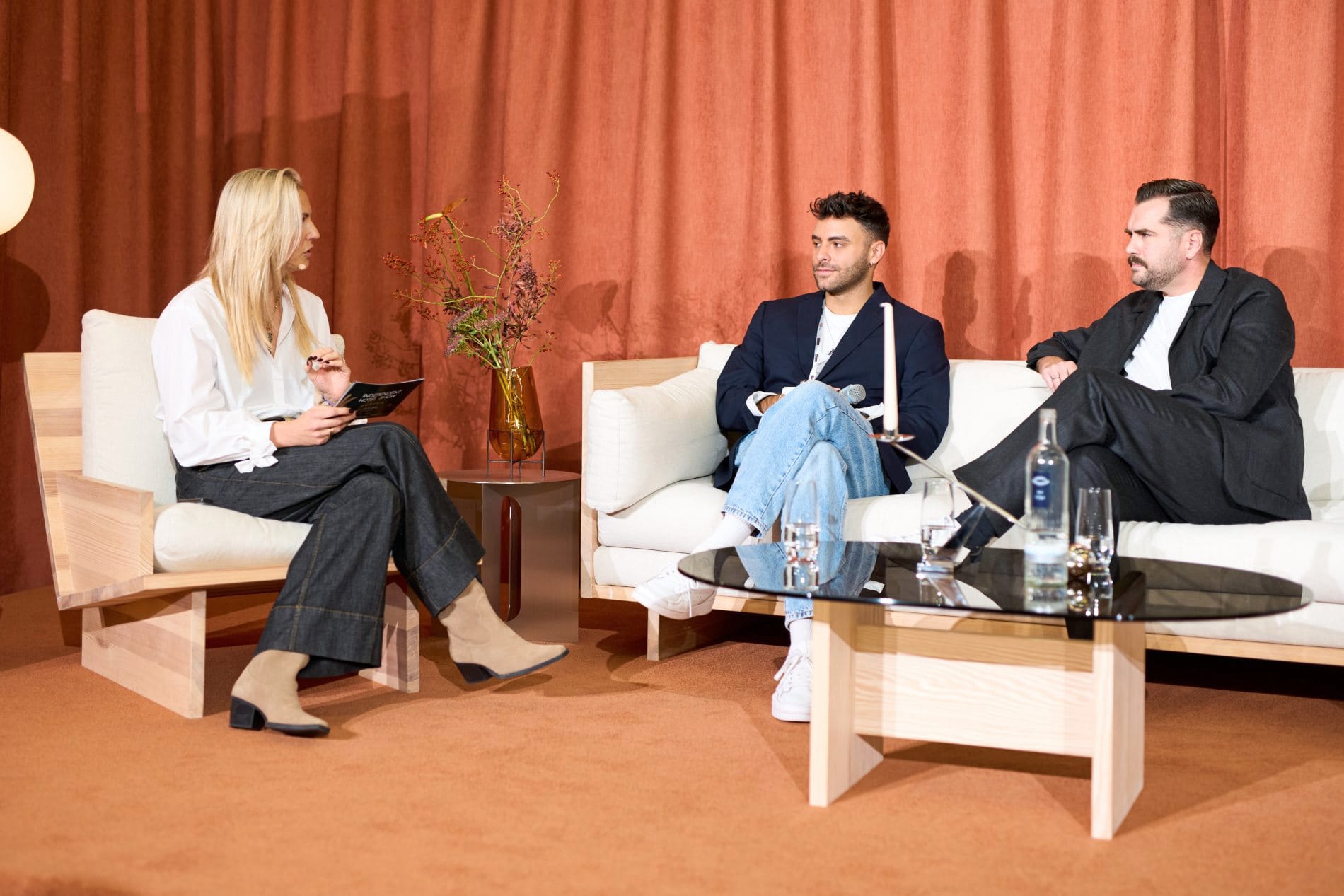 Impressionen von der Independent Hotel Show Munich 2025: Zahlreiche Panels, Diskussionen und Vorträge boten Raum für Inspiration und Wissenstransfer.