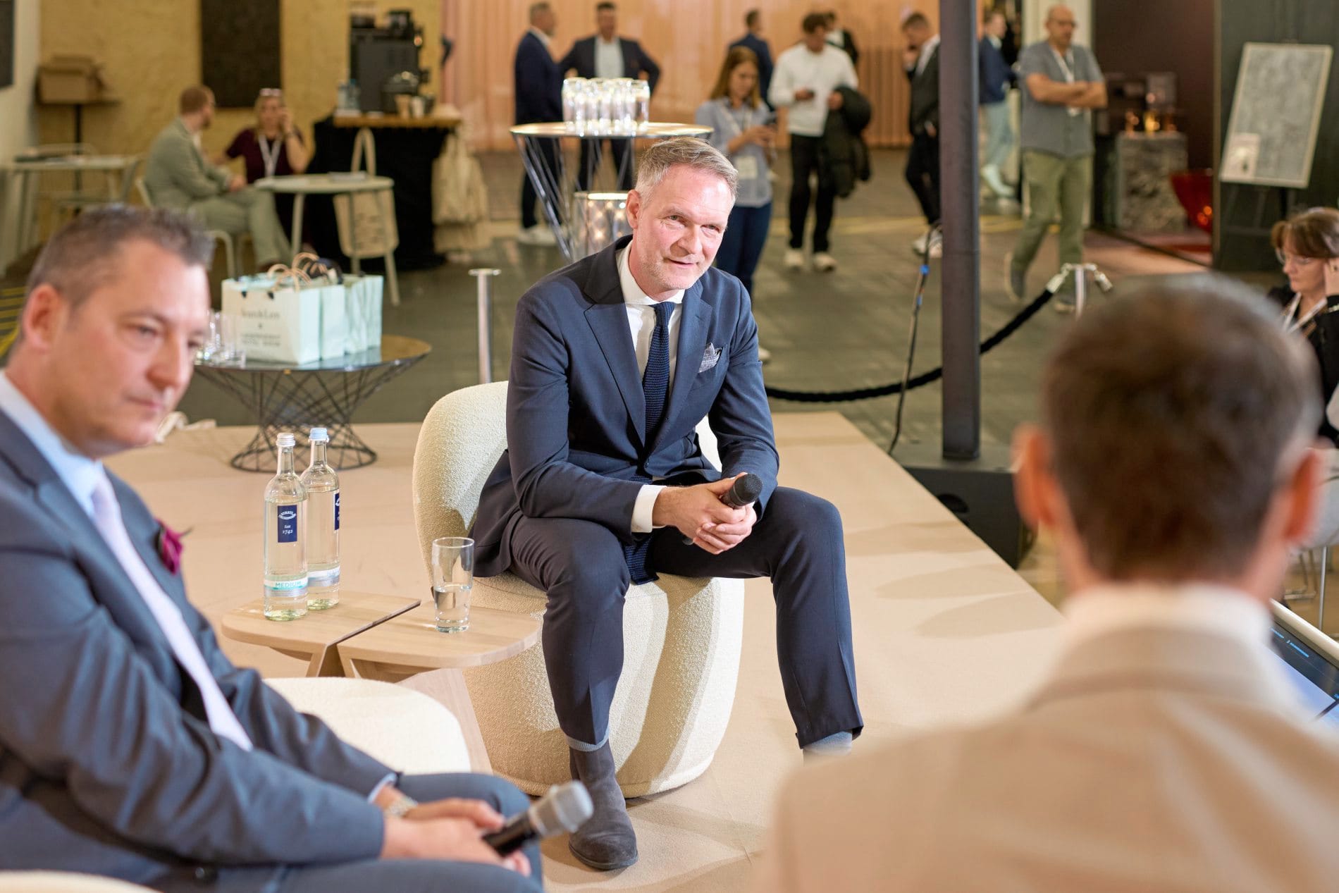 Impressionen von der Independent Hotel Show Munich 2025: Zahlreiche Panels, Diskussionen und Vorträge boten Raum für Inspiration und Wissenstransfer.