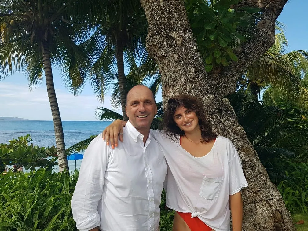 Josef Forstmayr mit Schauspielerin Penélope Cruz bei einem Event auf Jamaika.