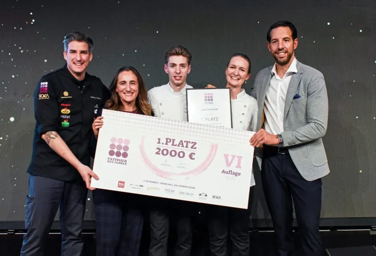 Julia Orschiedt (zweite von rechts) ist „Patissière des Jahres 2025“.