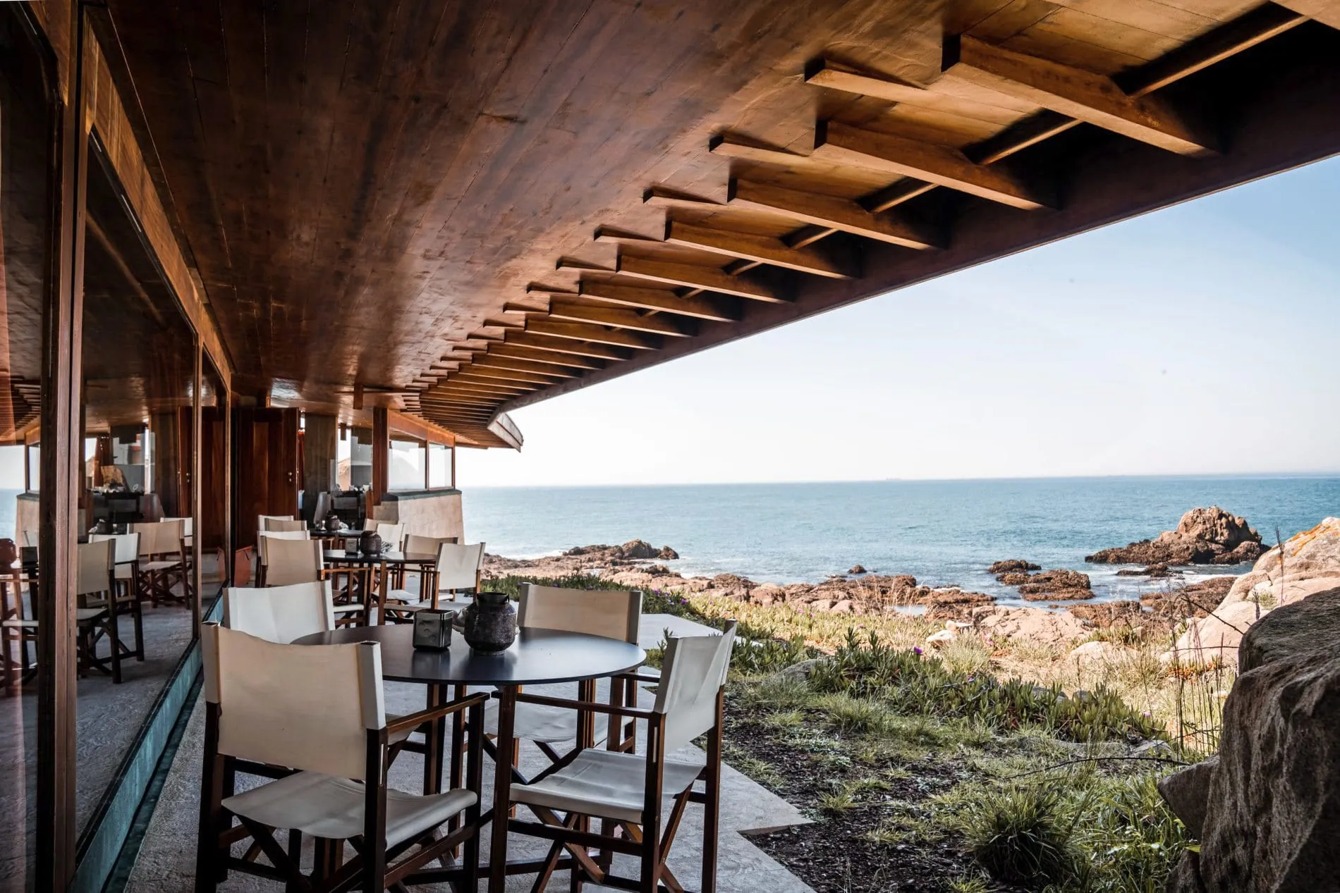 Das Casa de Chá da Boa Nova thront auf einem Felsen über dem Atlantik.