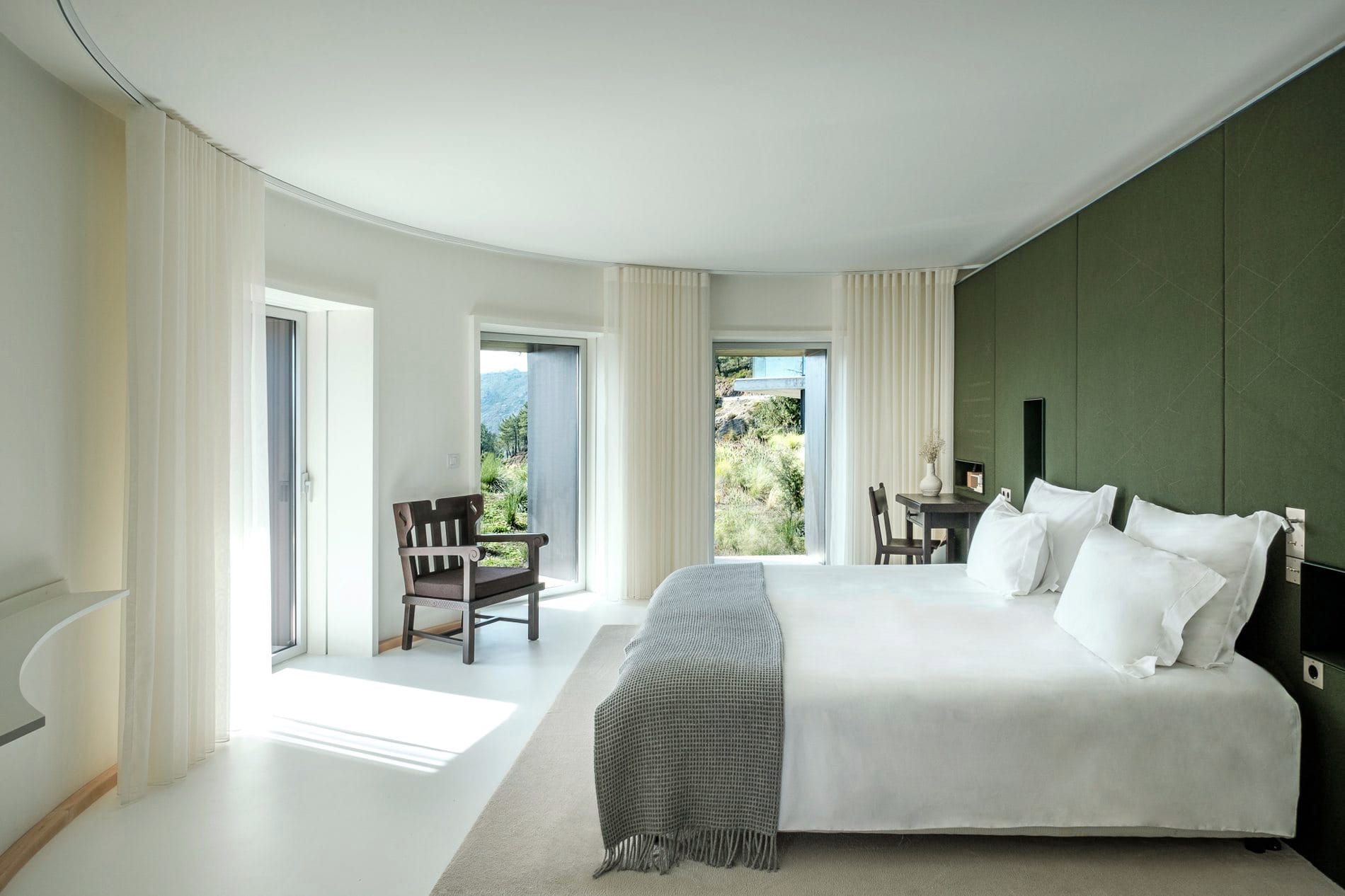 Die 20 Zimmer und Suiten im Casa de São Lourenço verfügen über große Panoramafenster, die den Blick auf die Natur freigeben.