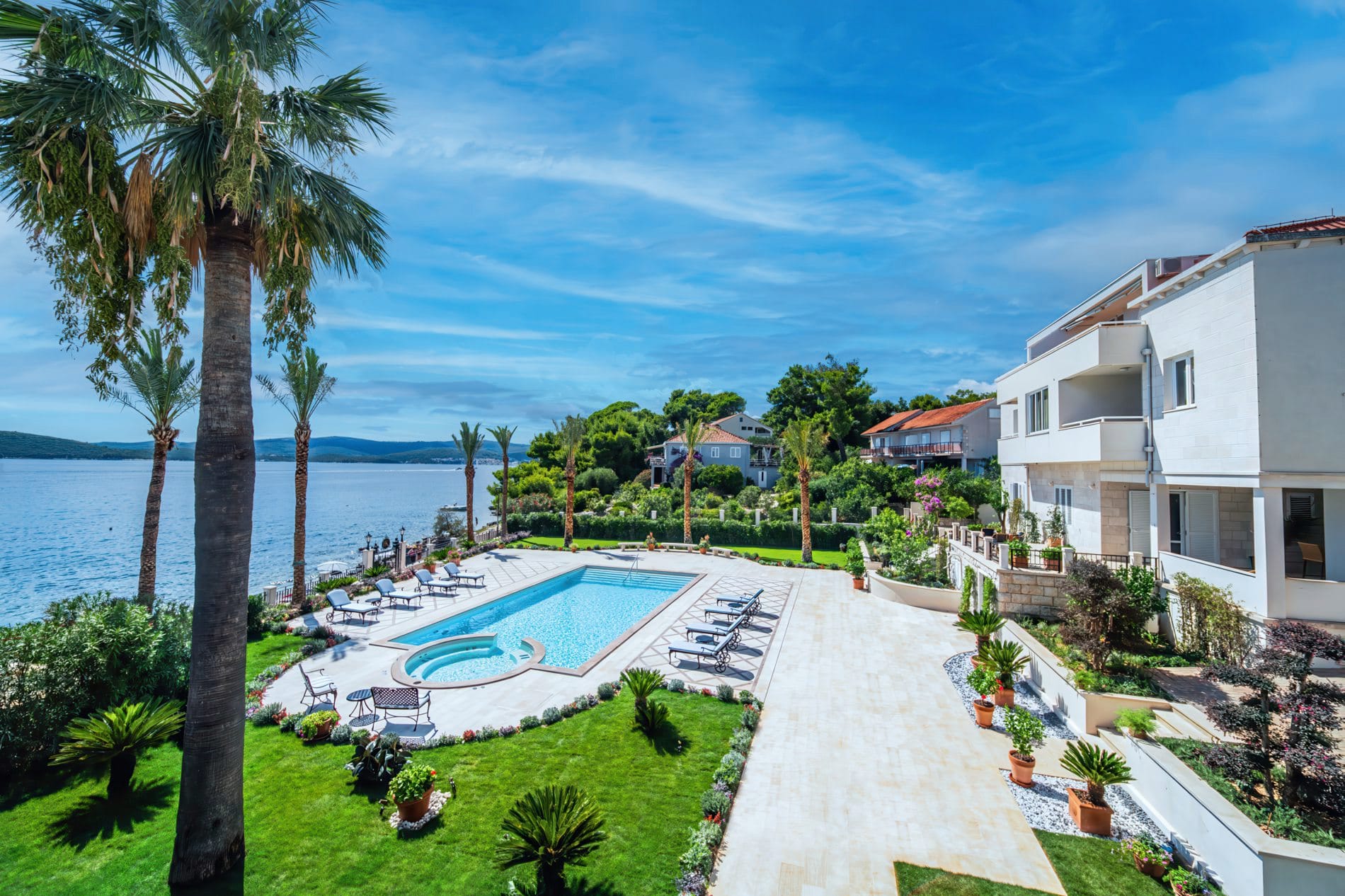 Das Relais & Châteaux Katarina in Orebić ist in einen Garten mit Palmen eingebettet, die einen Außenpool umrahmen