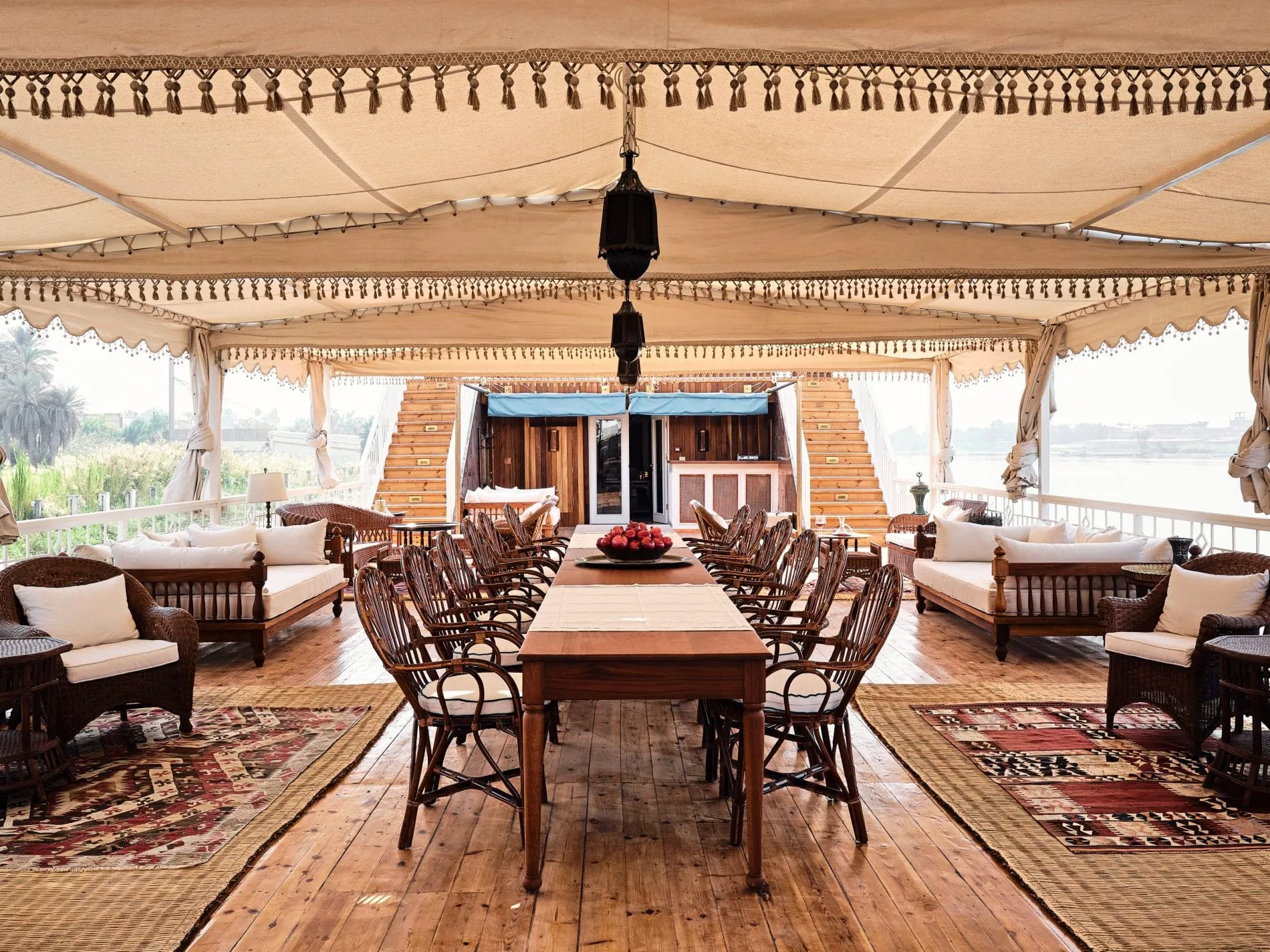 Das Relais & Châteaux Nile Canopus wurde nach dem Vorbild einer Dahabyia entworfen, einem traditionellen Boot, das Ende des 18. und Anfang des 19. Jahrhunderts gebaut wurde.