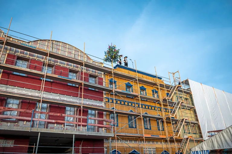 Die Riverside Western Lodge soll im Juni 2026 &ouml;ffnen.