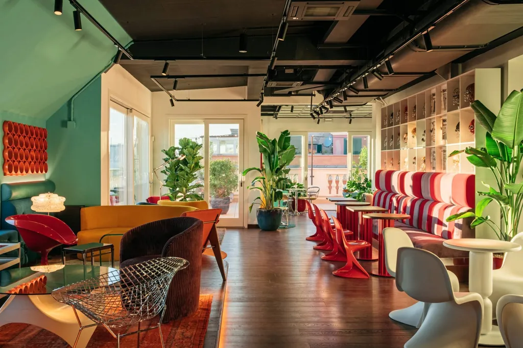 Das Interior ist in Grün, Orange und Rot gehalten.