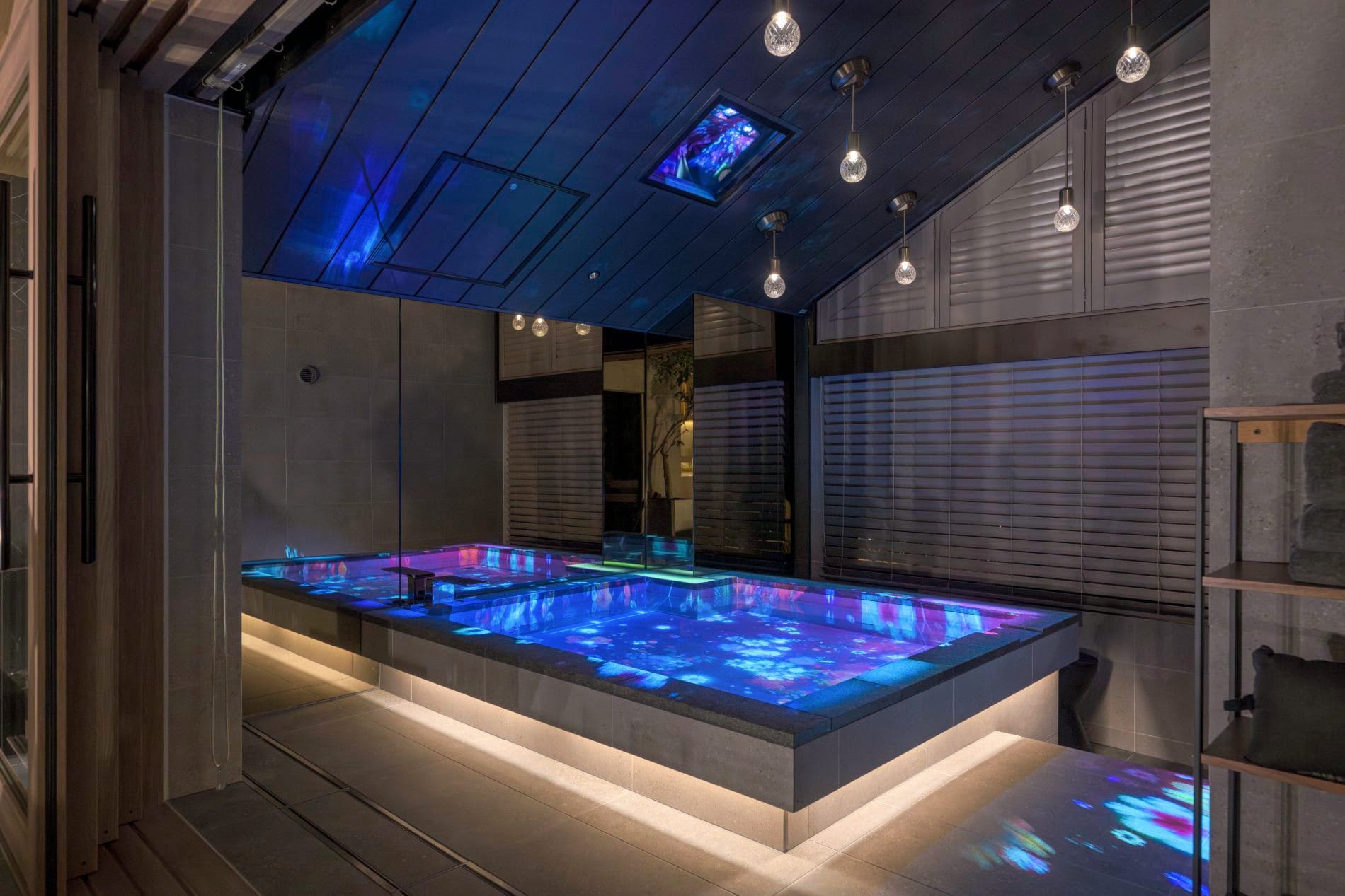 Projection-Mapping-Whirlpools, individuell steuerbare Saunen und Sauerstoffkammern sorgen für sensorische Erholungserlebnisse.