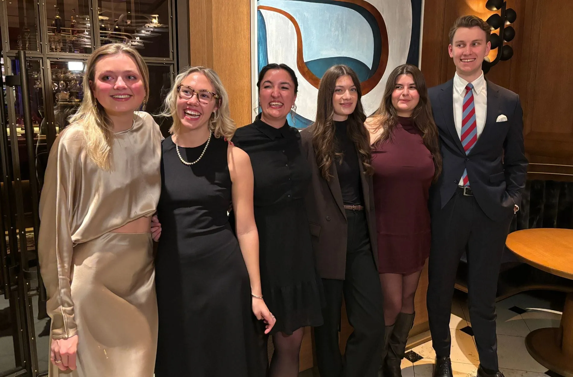 Die Teilnehmer des Azubi-Contest 2025: (von links) Antonia Pennington (Fairmont Vier Jahreszeiten Hamburg), Carla Lina Born (Excelsior Ernst Köln), Sophie Scherer (Brenners Park-Hotel), Romy Heidenreich (Grand Hotel Heiligendamm), Lily Schlüter (Severin’s Resort & Spa) und Tom Sándor Simon (Breidenbacher Hof Düsseldorf).