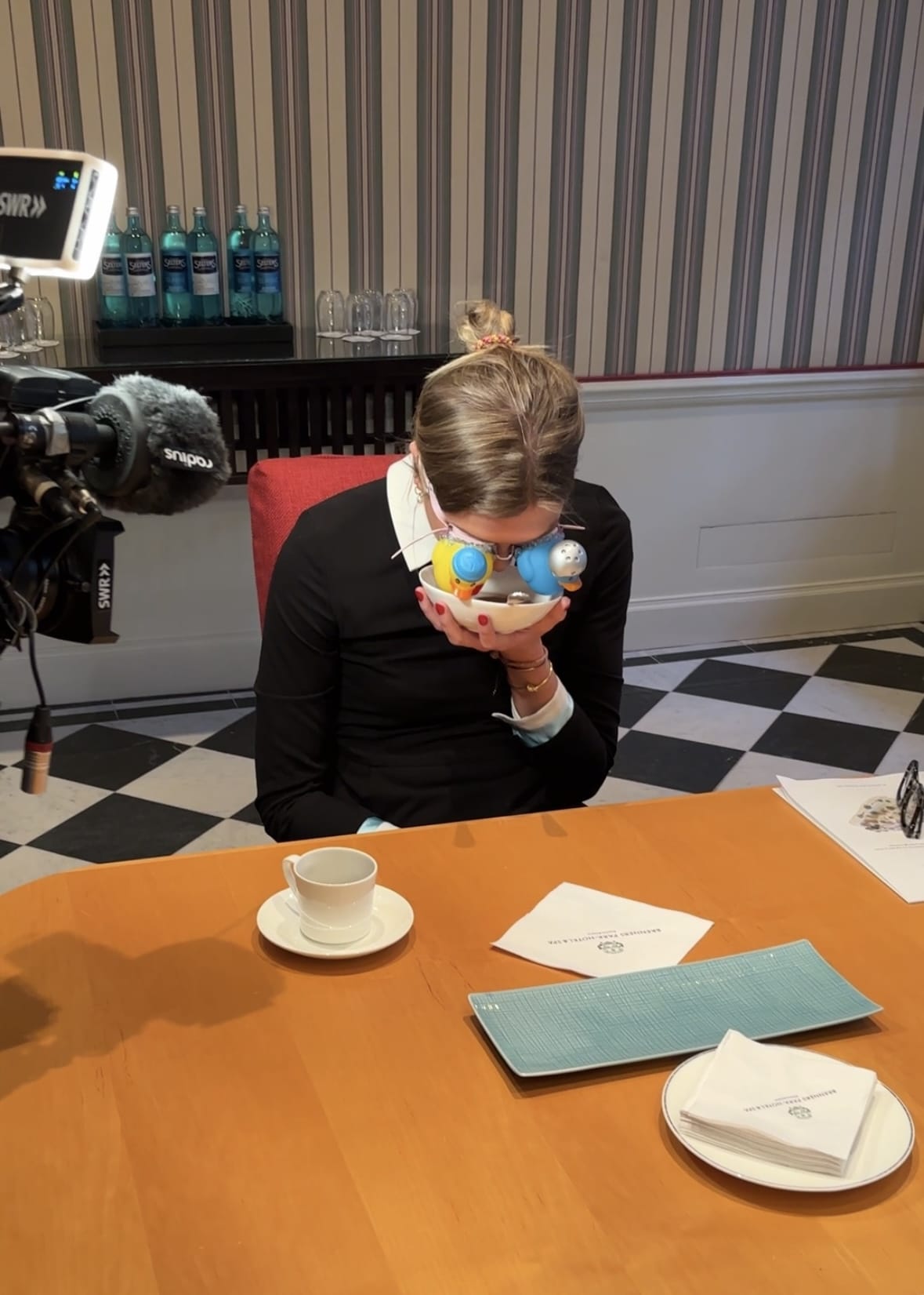 Blindverkostung "Riechen-Tasten-Schmecken": Antonia Pennington vom Fairmont Hotel Vier Jahreszeiten in Hamburg versucht hier gerade Schwarzwälder Tannenhonig zu "erschnuppern".