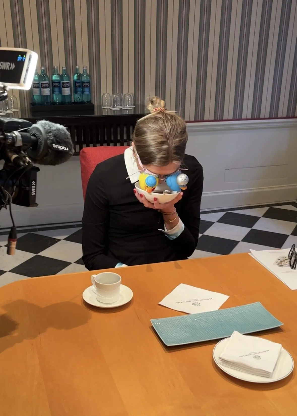 Blindverkostung "Riechen-Tasten-Schmecken": Antonia Pennington vom Fairmont Hotel Vier Jahreszeiten in Hamburg versucht hier gerade Schwarzwälder Tannenhonig zu "erschnuppern".