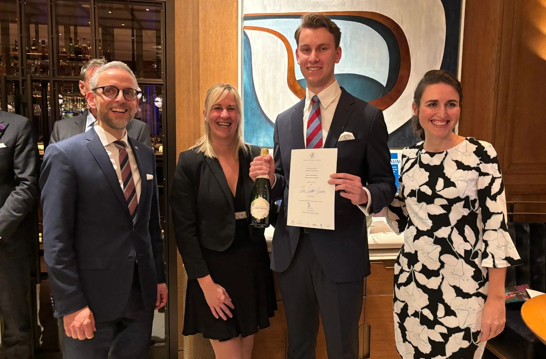 Wollte sich mit dem Contest selbst "challengen": Tom Sándor Simon (Zweiter von rechts) vom Breidenbacher Hof in Düsseldorf - im Bild mit (von links) Stephan Bösch (GM Brenners), Melanie Kräling (HR Excelsior Ernst) und Julia Beach (HR Brenners).