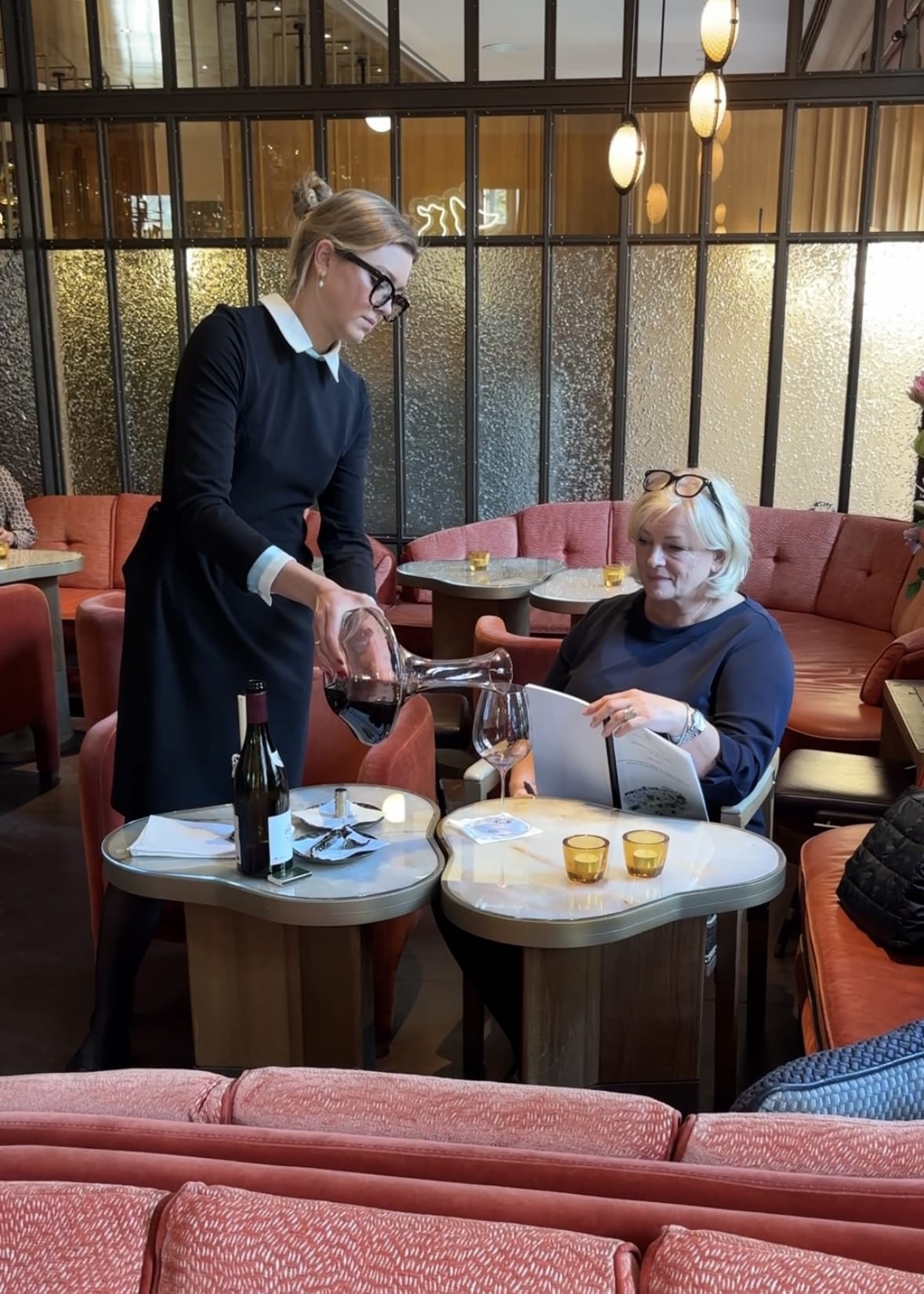 Wettbewerbsaufgabe "Dekantieren": Antonia Pennington (links) vom Fairmont Hotel Vier Jahreszeiten in Hamburg schenkt unter den wachsamen Augen von Jurorin Katrin Glatzel, Personalleiterin im Grand Hotel Heiligendamm, Rotwein ein.