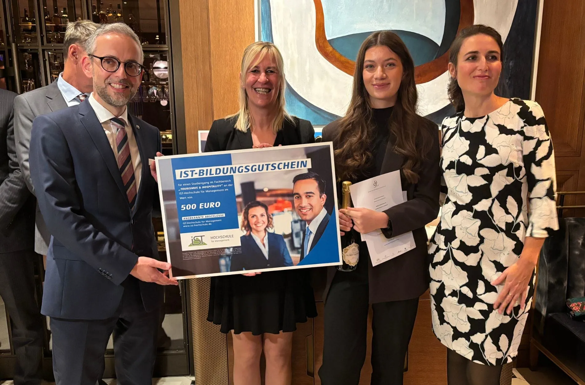 Platz 3 erkämpfte Romy Heidenreich vom Grand Hotel Heiligendamm (Zweite von rechts) - im Bild mit (von links) Stephan Bösch (GM Brenners), Melanie Kräling (HR Excelsior Ernst) und Julia Beach (HR Brenners).